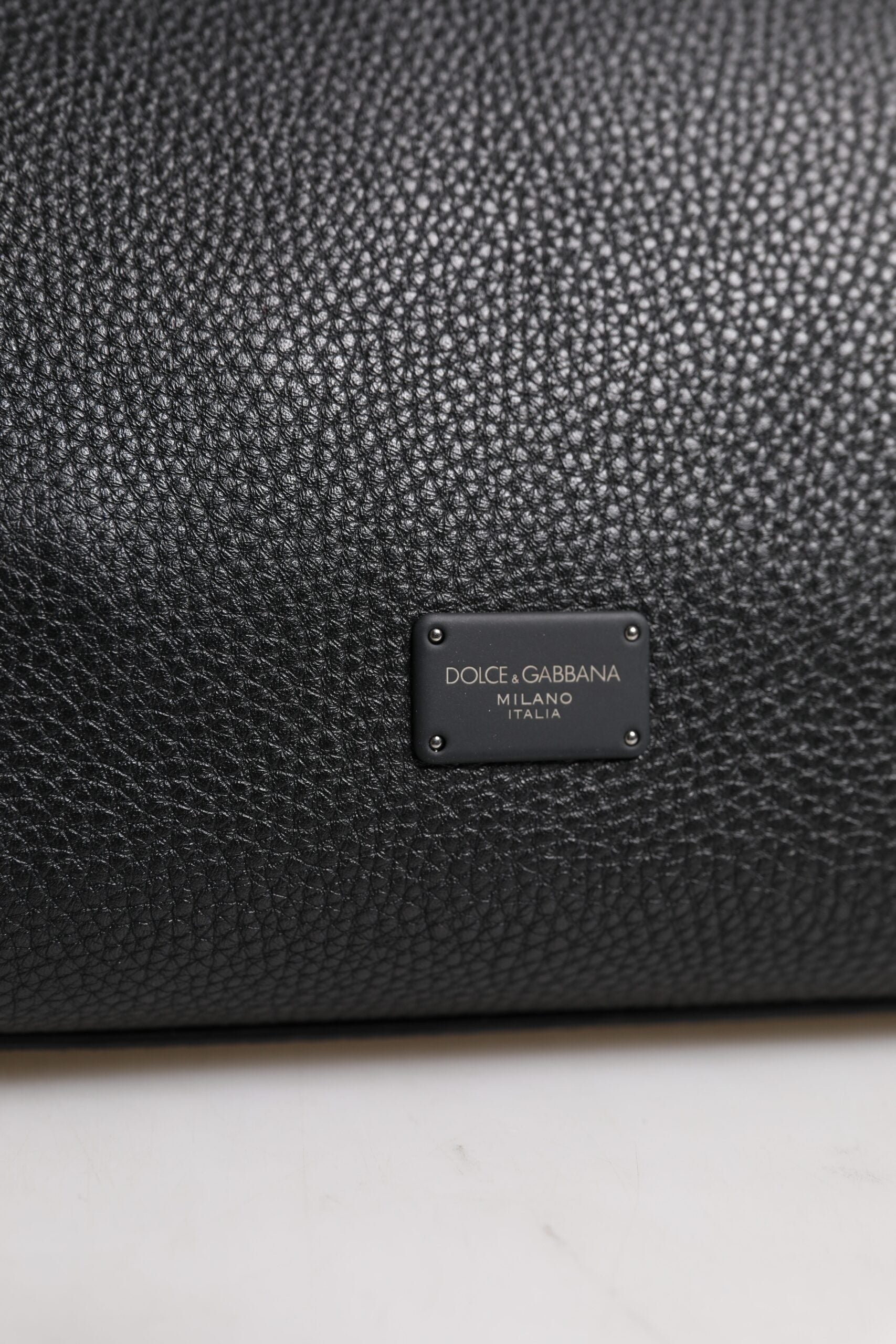 Schwarze Umhängetasche aus Leder mit Logo-Schild