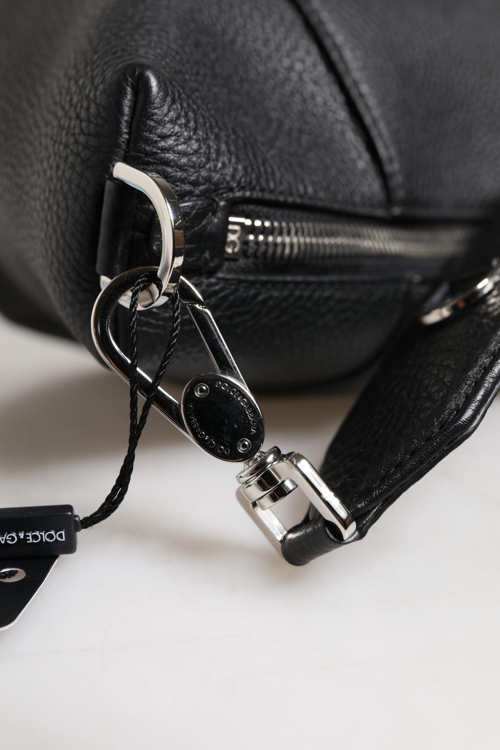 Schwarze Umhängetasche aus Leder mit Logo-Schild