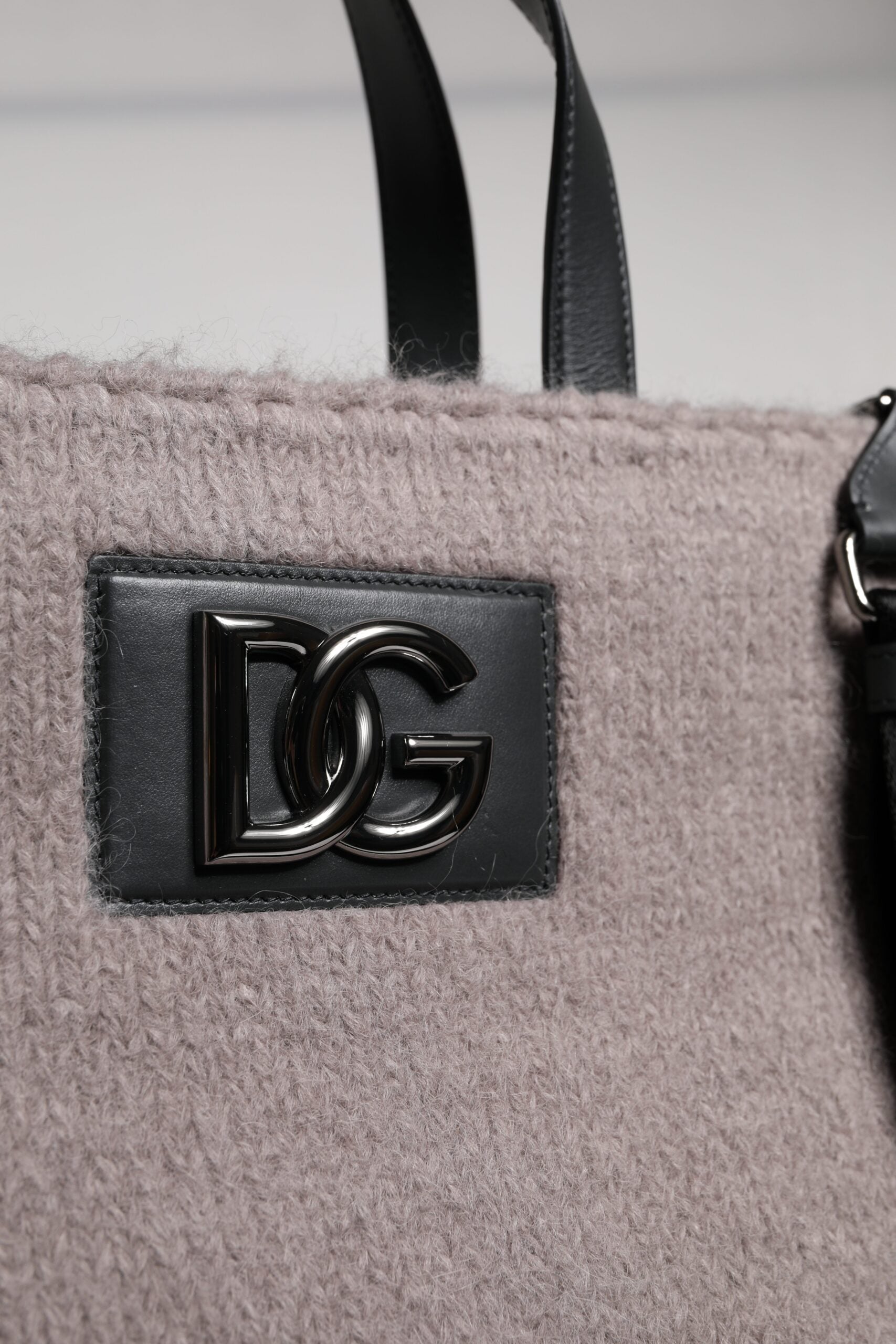 Graue Tote-Umhängetasche aus Alpakawolle mit Logo-Schild