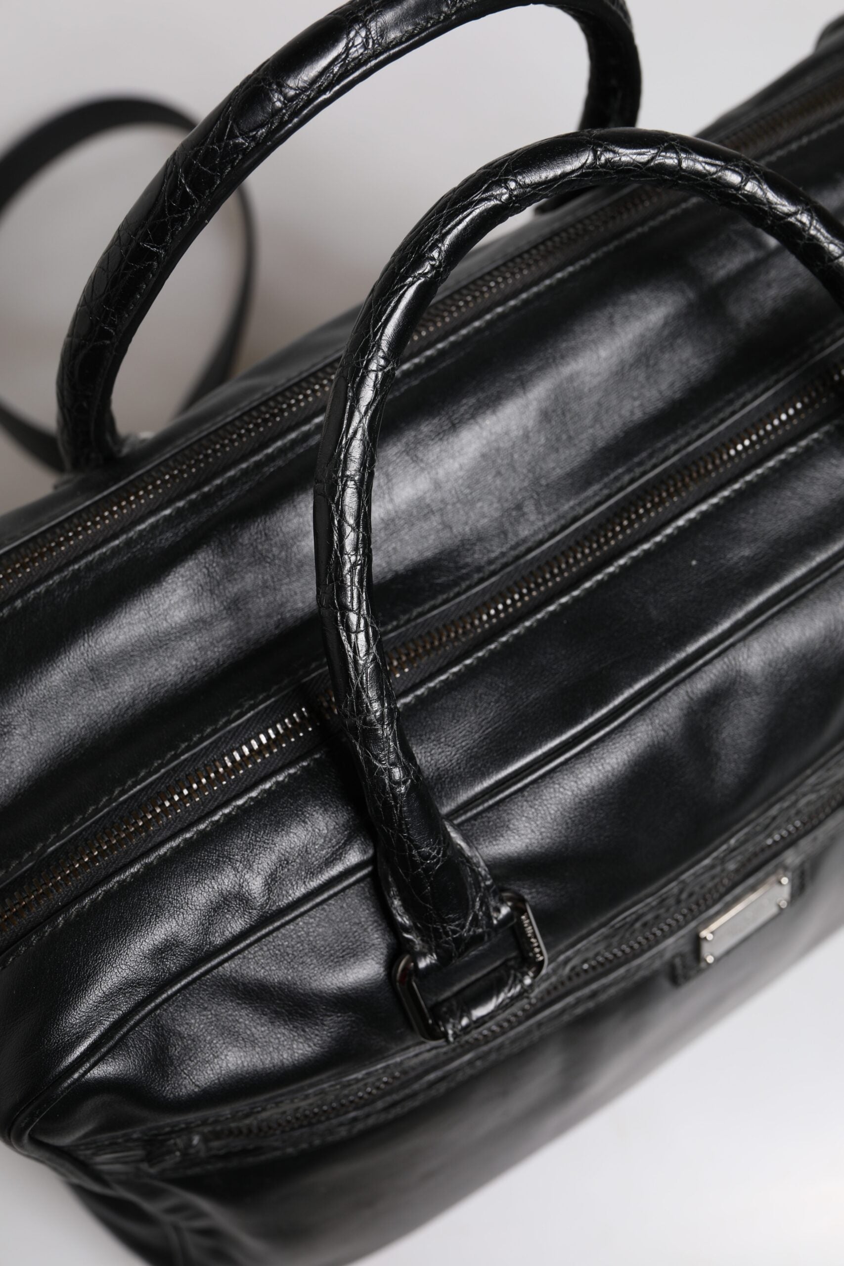 Schwarze Messenger-Tasche aus Leder mit Schultergurt