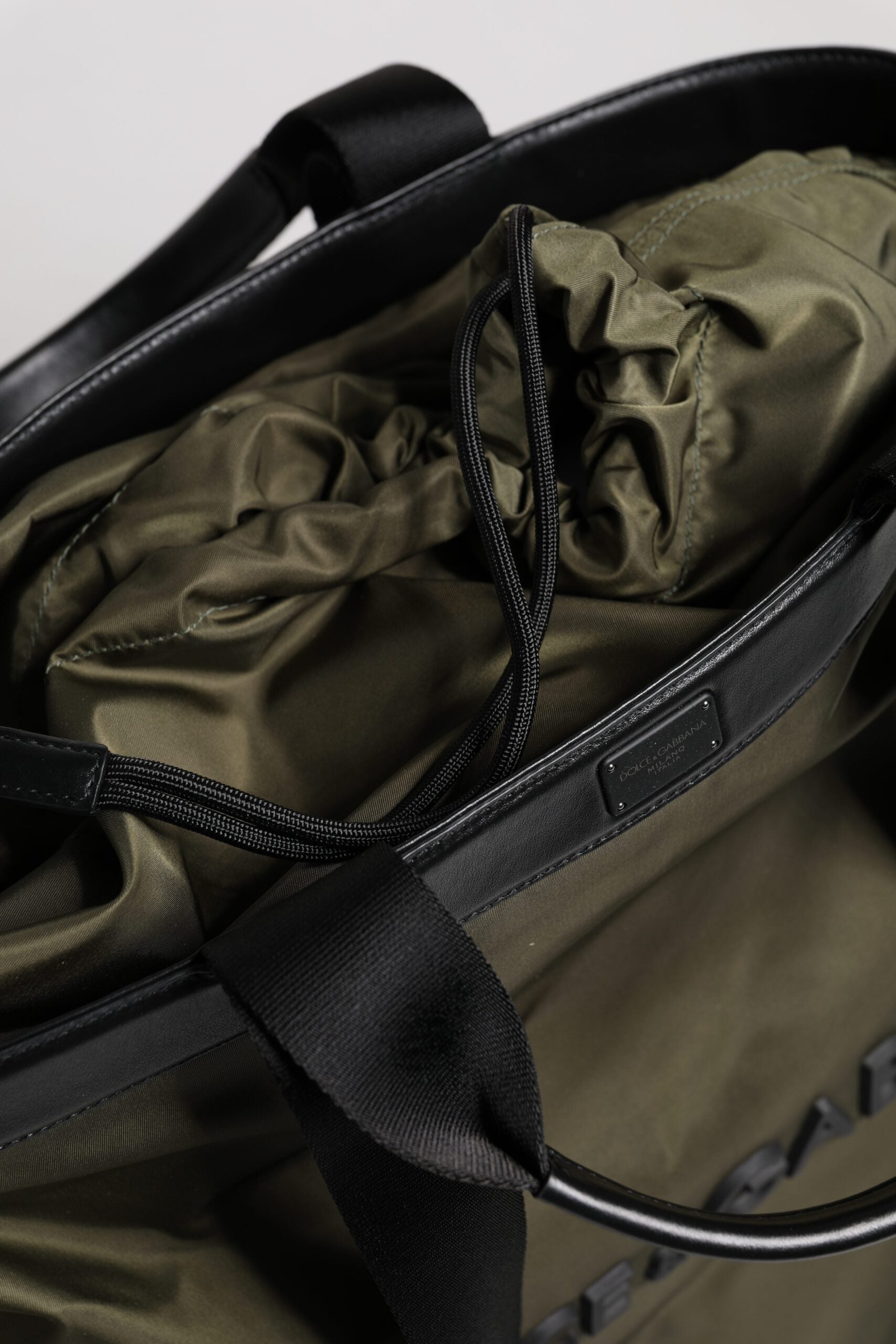 Tragetasche aus Nylon in Militärgrün mit Schultergurt