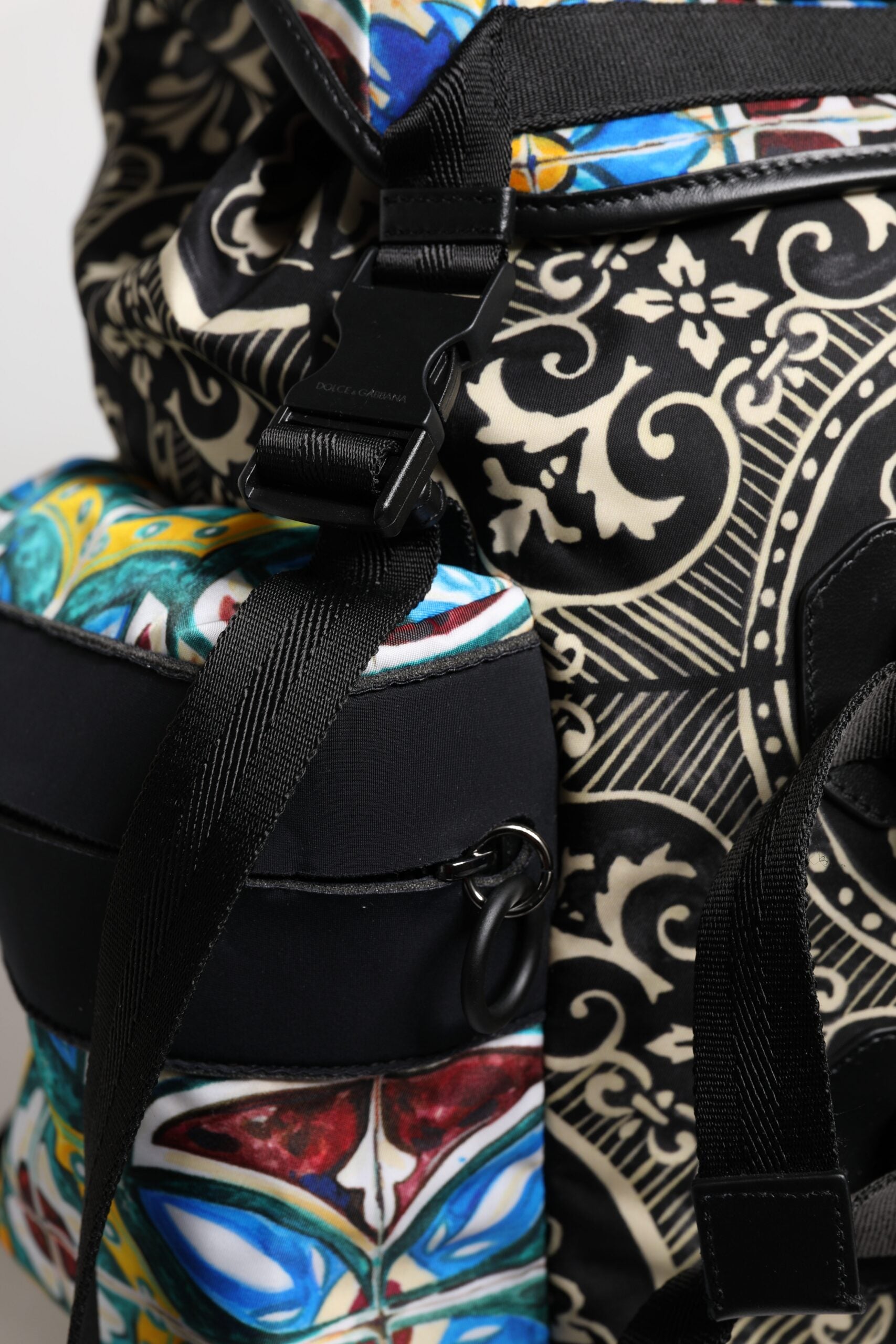 Mehrfarbiger Rucksack aus Nylon mit Maiolika-Print