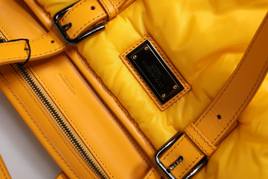 Gelb-orangefarbene Nylon-Reisetasche mit Logo-Schild