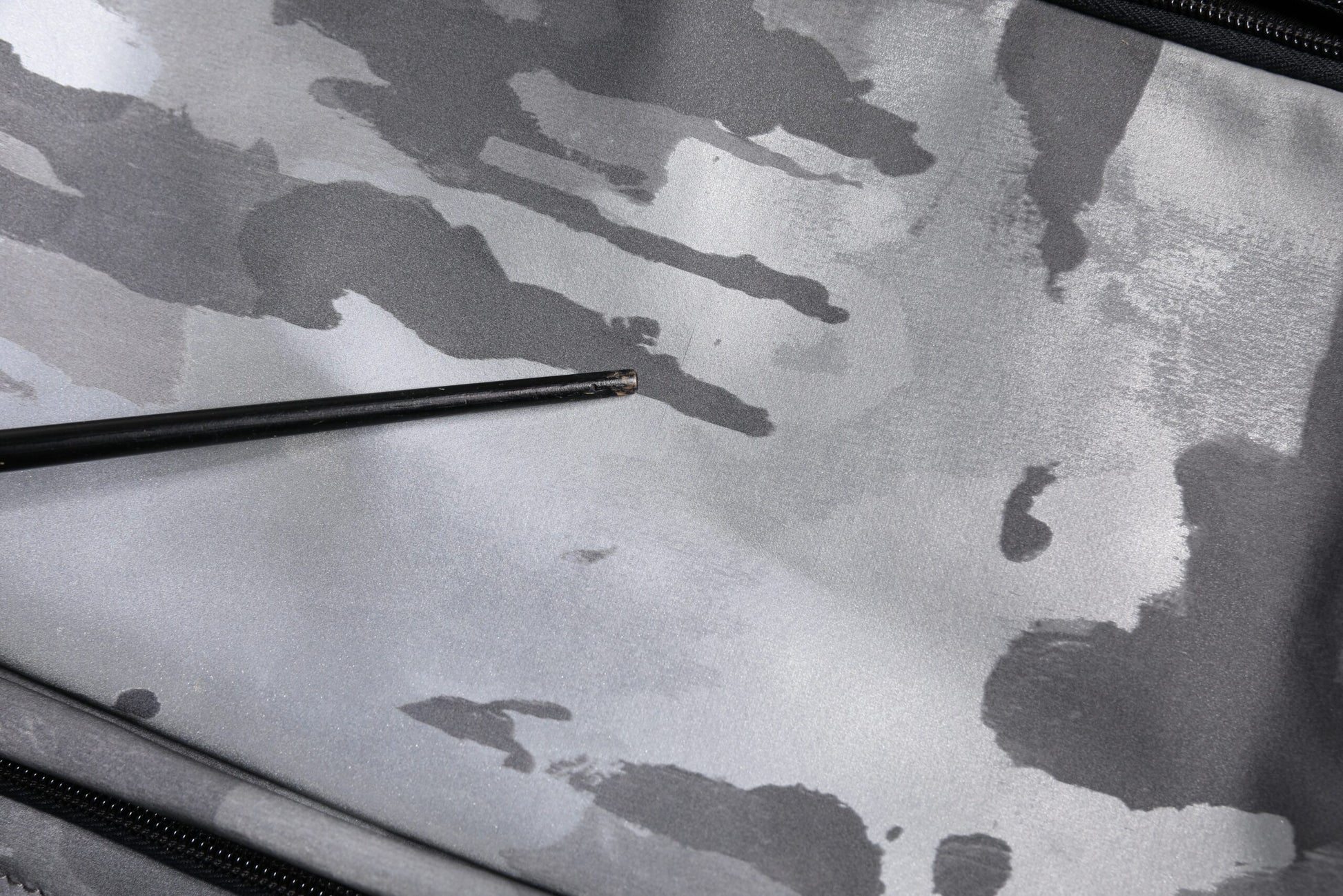 Graue Tragetasche aus Baumwolle mit mehreren Fächern im Camouflage-Muster