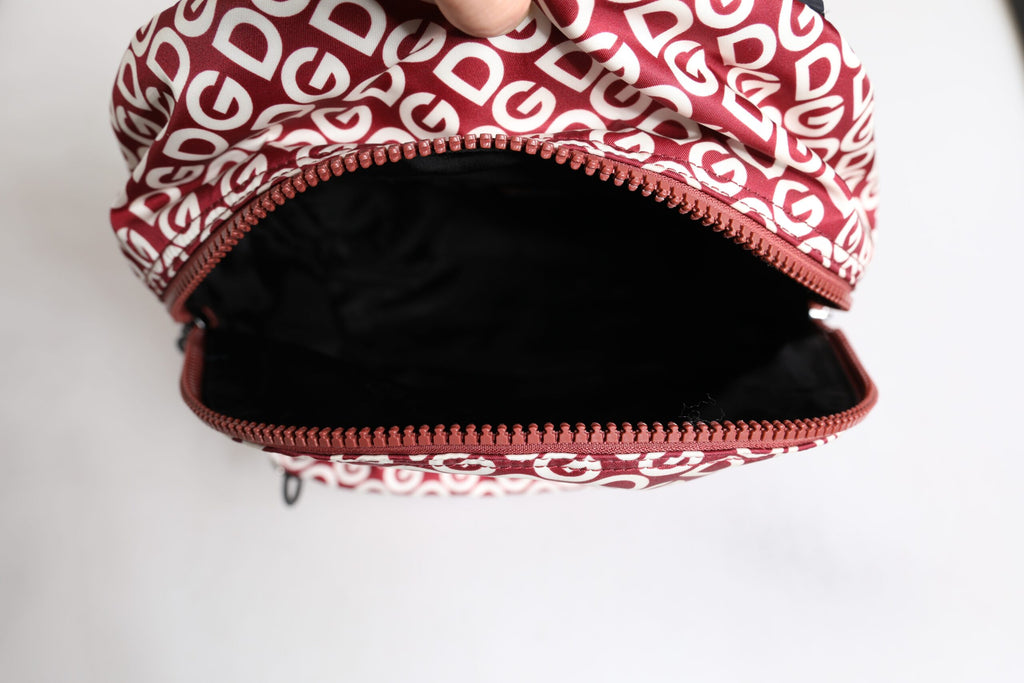 Rot-weißer Reiserucksack aus Nylon mit DG-Logodruck