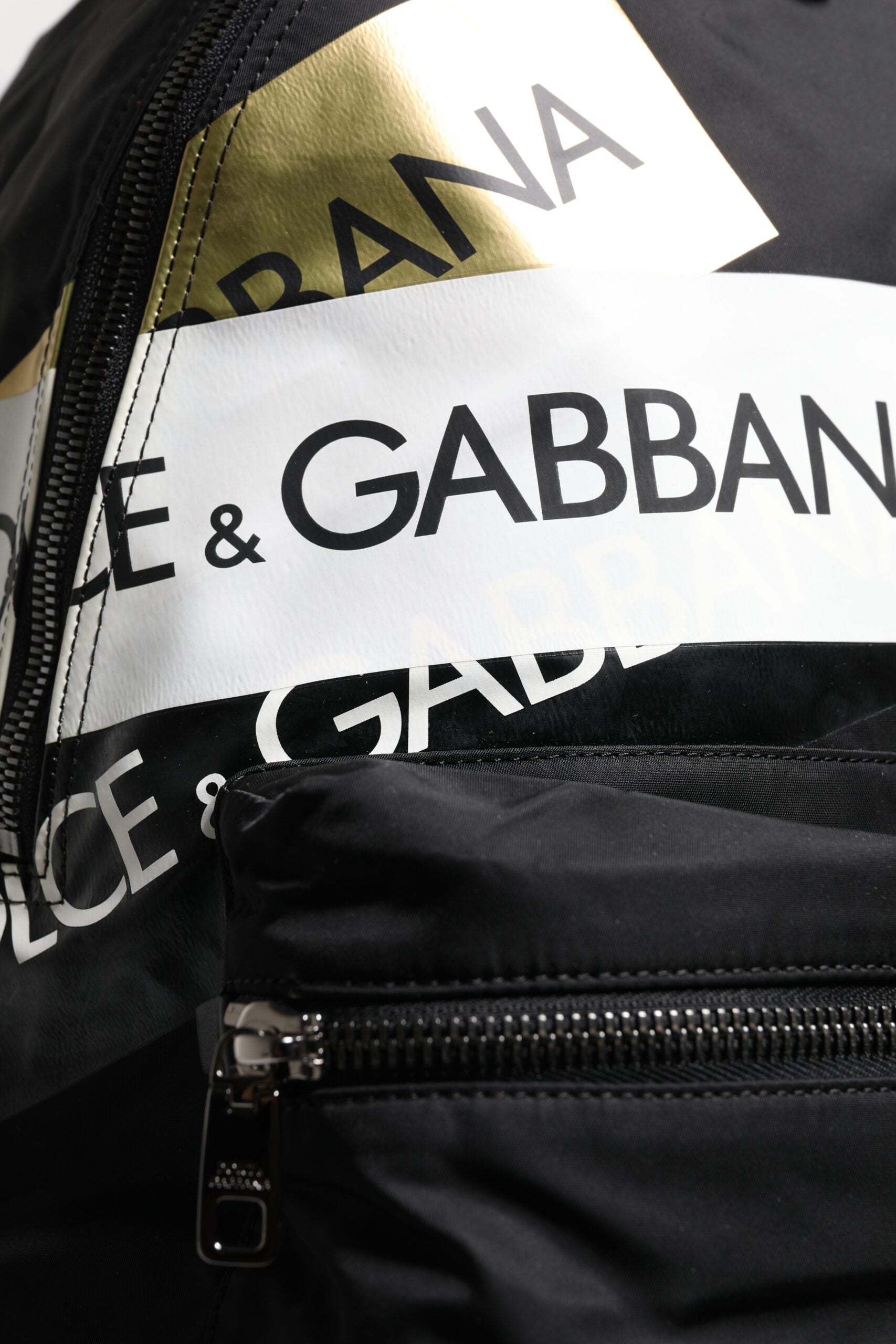 Schwarzer Schul- und Reiserucksack aus Polyamid mit Logoband