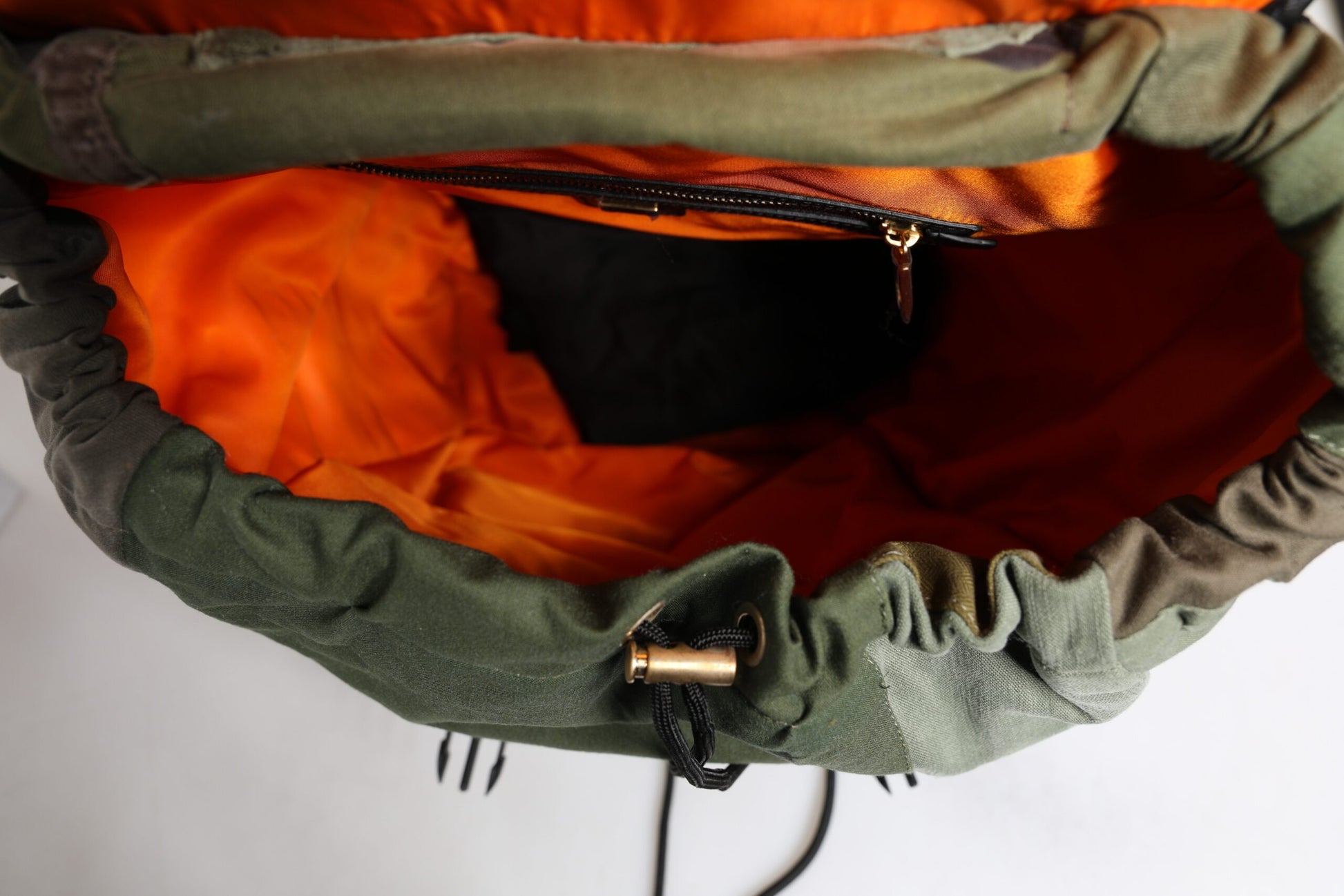 Militärgrüner Patchwork-Reiserucksack