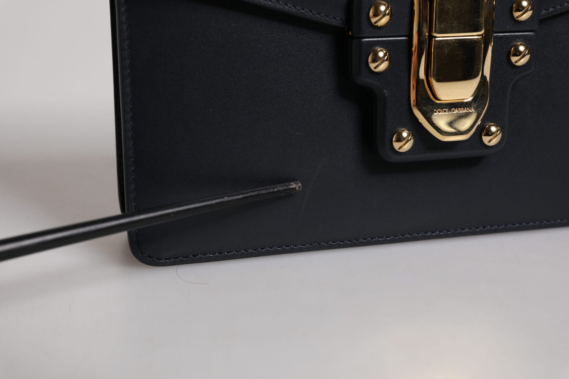 Schwarze Schultertasche aus Kalbsleder