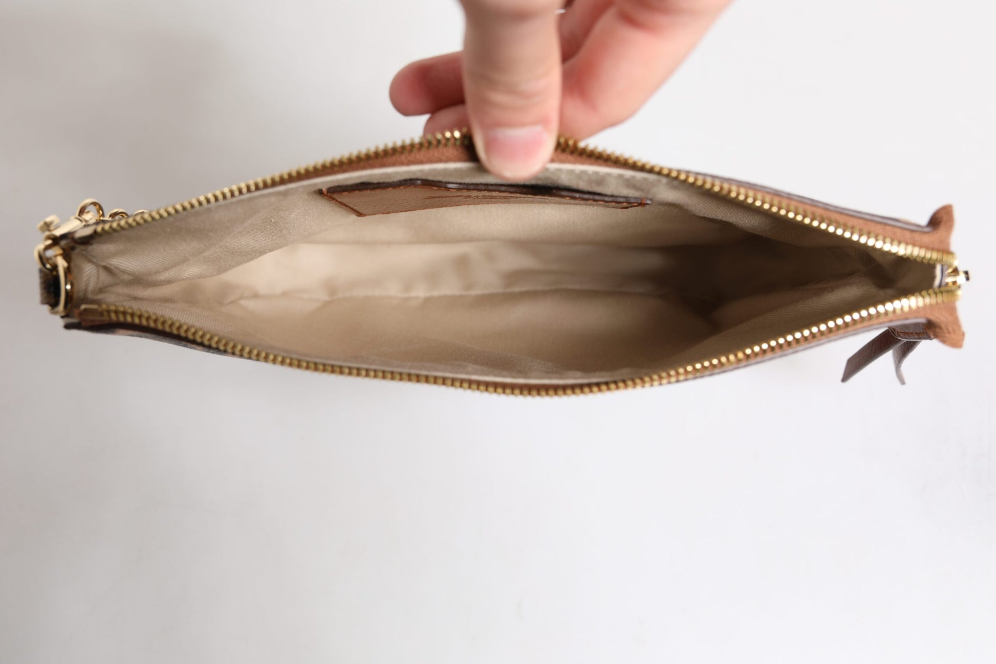 Braune Schultertasche aus Leder mit Kettenriemen und Leopardenmuster