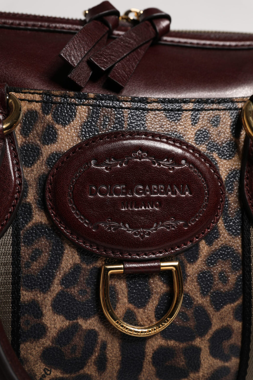 Reisetasche aus braunem Leder mit Schultergurt und Leopardenmuster