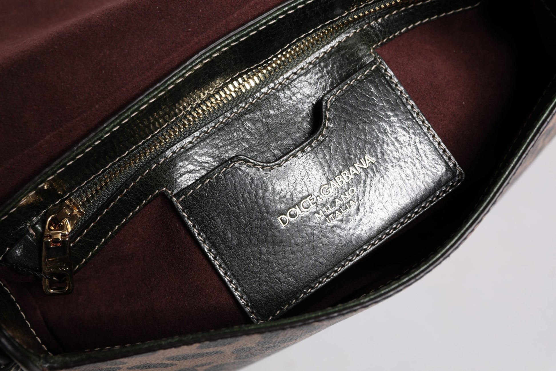 Schwarz-braune Schultertasche aus Leder mit Leopardenmuster