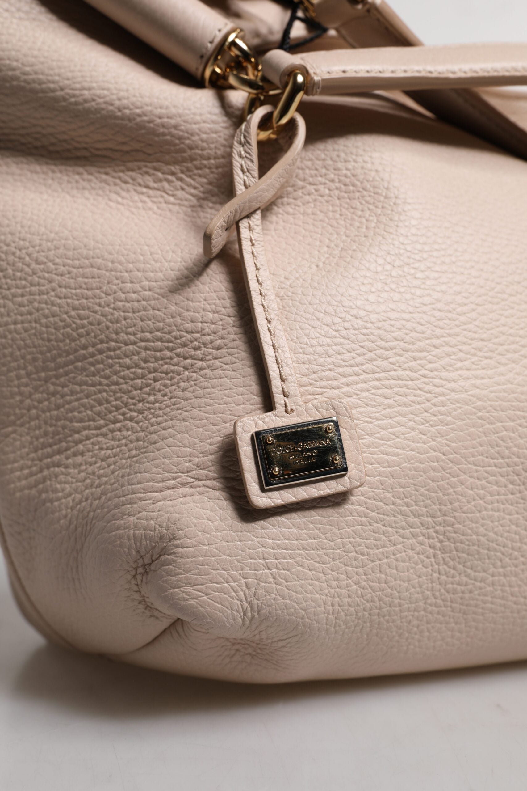 Hellrosa Tragetasche aus Leder mit Logo-Schild und Henkel