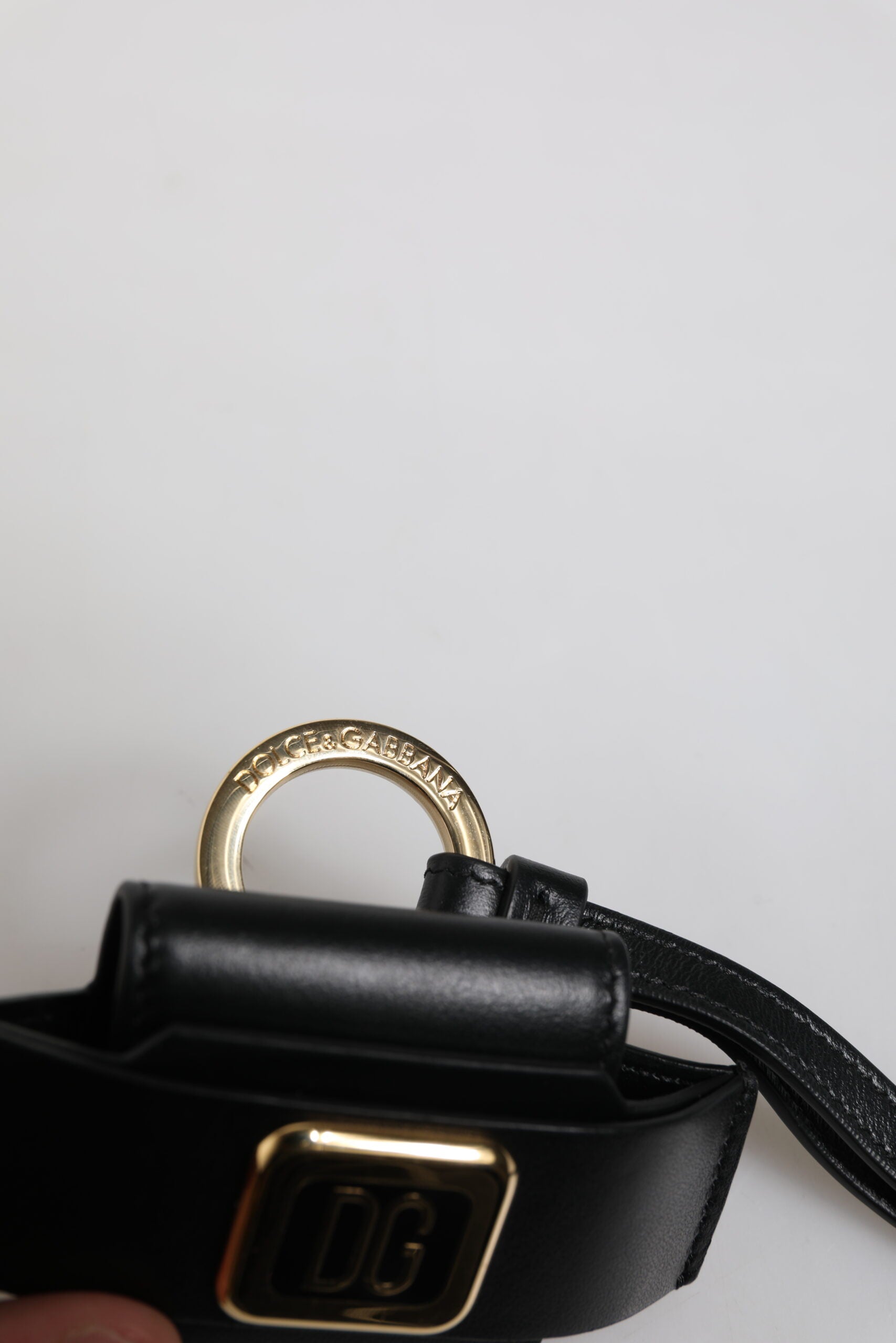 Airpods-Hülle mit schwarzem Lederband und goldenem Metall-Logo