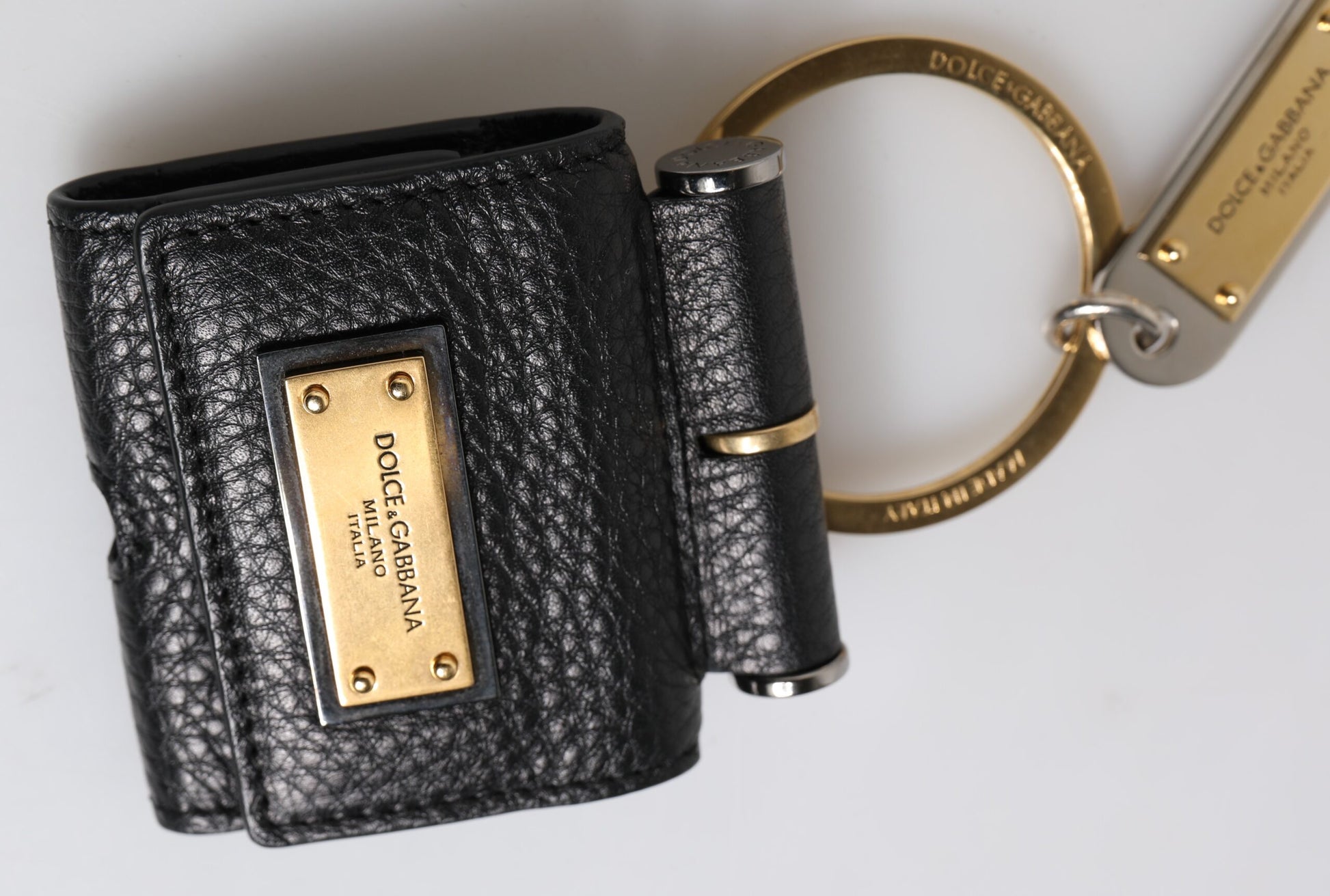 Airpods-Hülle mit schwarzem Lederband und goldenem Metall-Logo