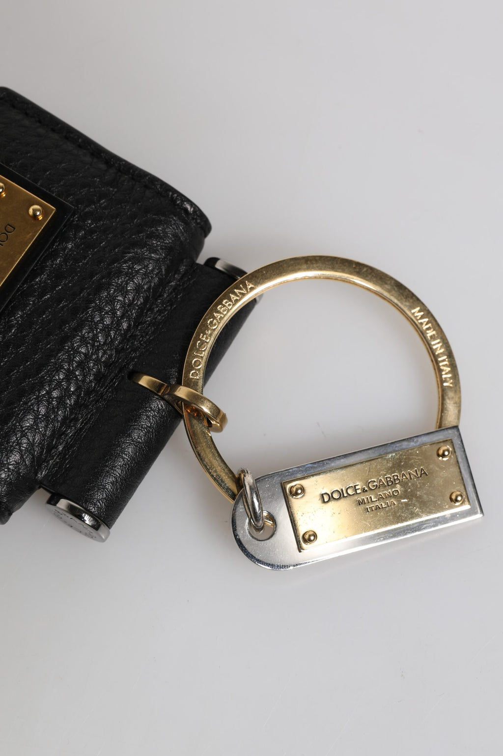 Airpods-Hülle mit schwarzem Lederband und goldenem Metall-Logo