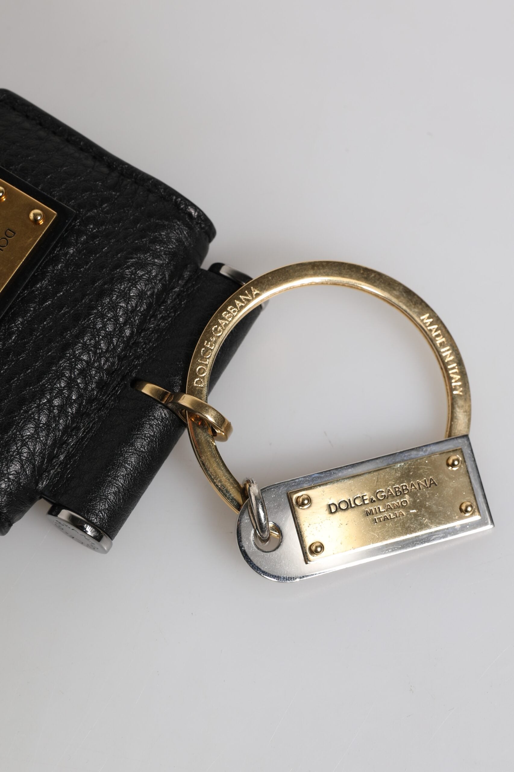 Airpods-Hülle mit schwarzem Lederband und goldenem Metall-Logo