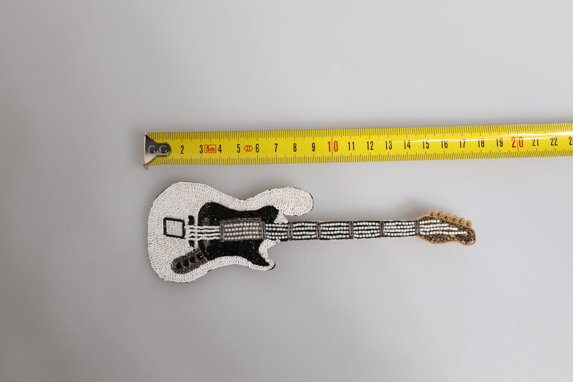 Goldfarbene Gitarren-Brosche mit Logo und Perlen aus Messing