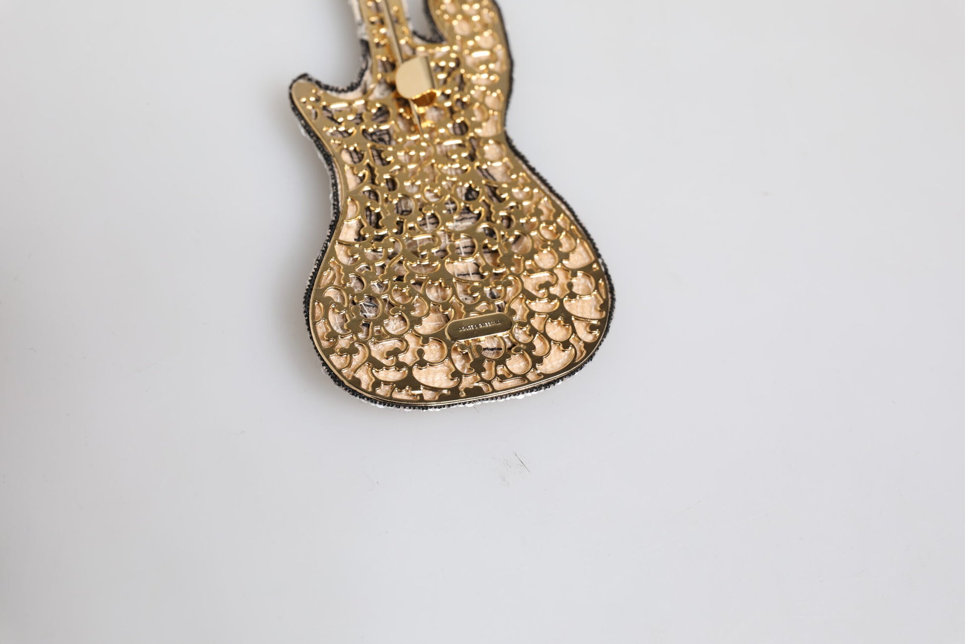 Goldfarbene Gitarren-Brosche mit Logo und Perlen aus Messing