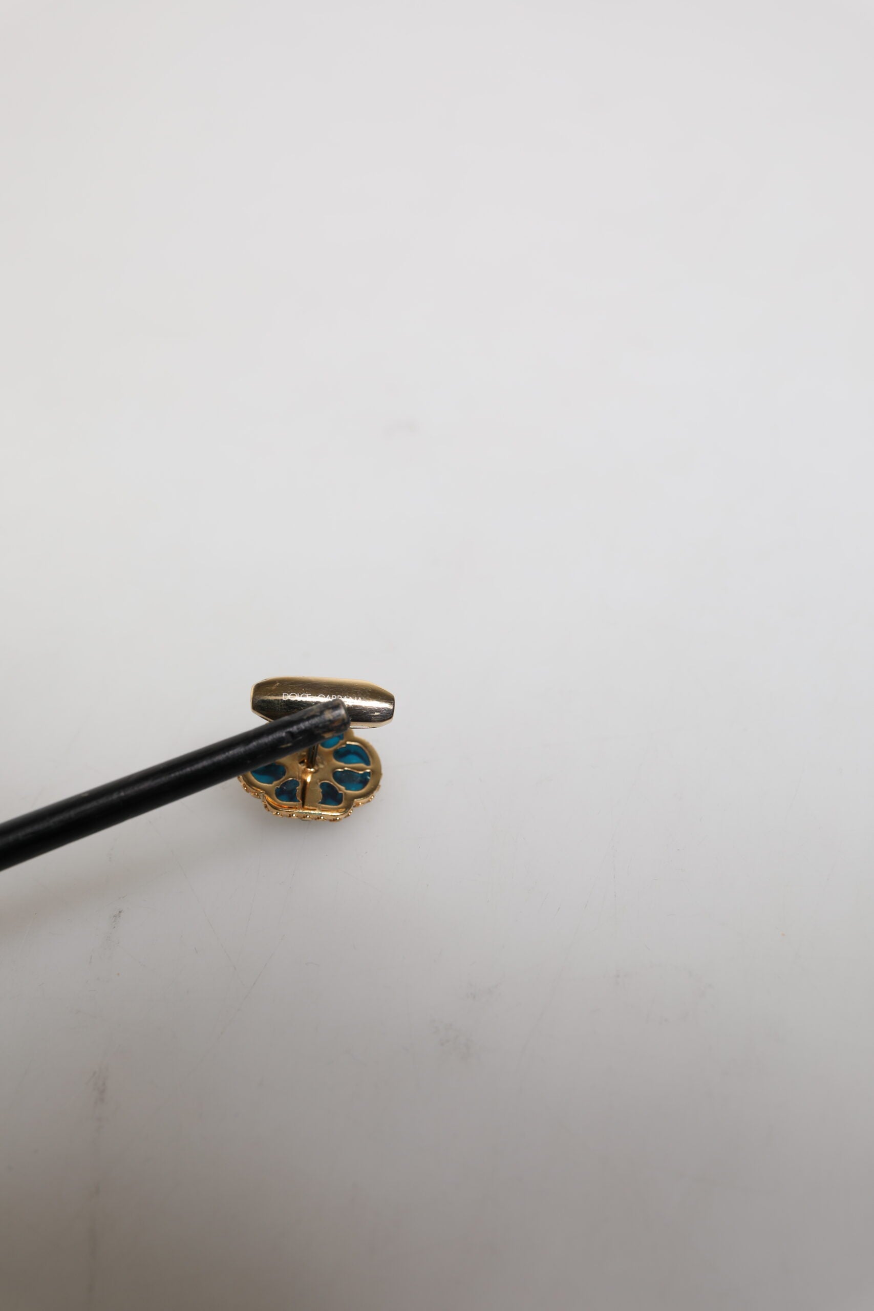 Manschettenknopf aus goldfarbenem Messing mit blau emaillierter Blume