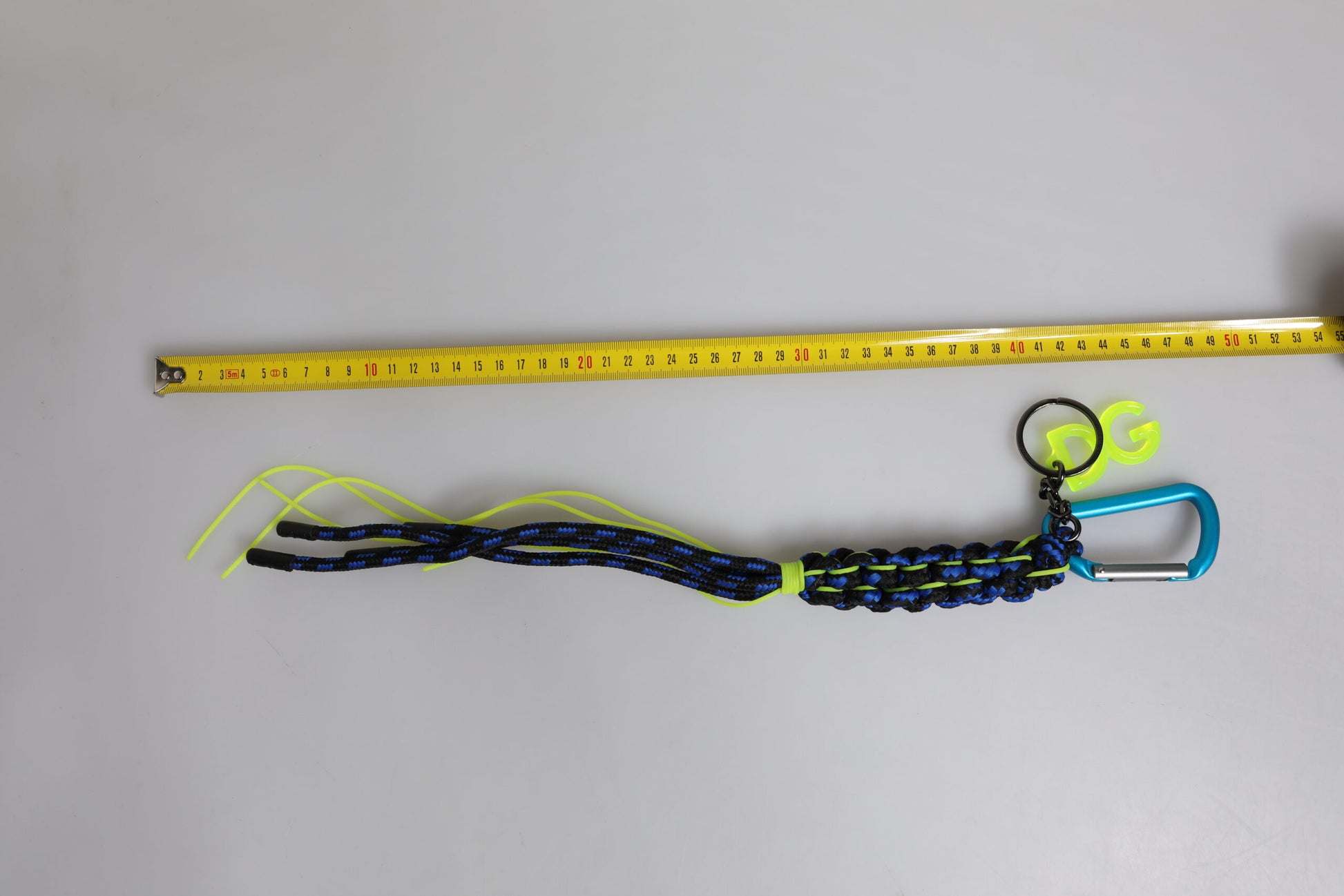 Mehrfarbiger Schlüsselanhänger mit Band und DG-Logo aus Polyester