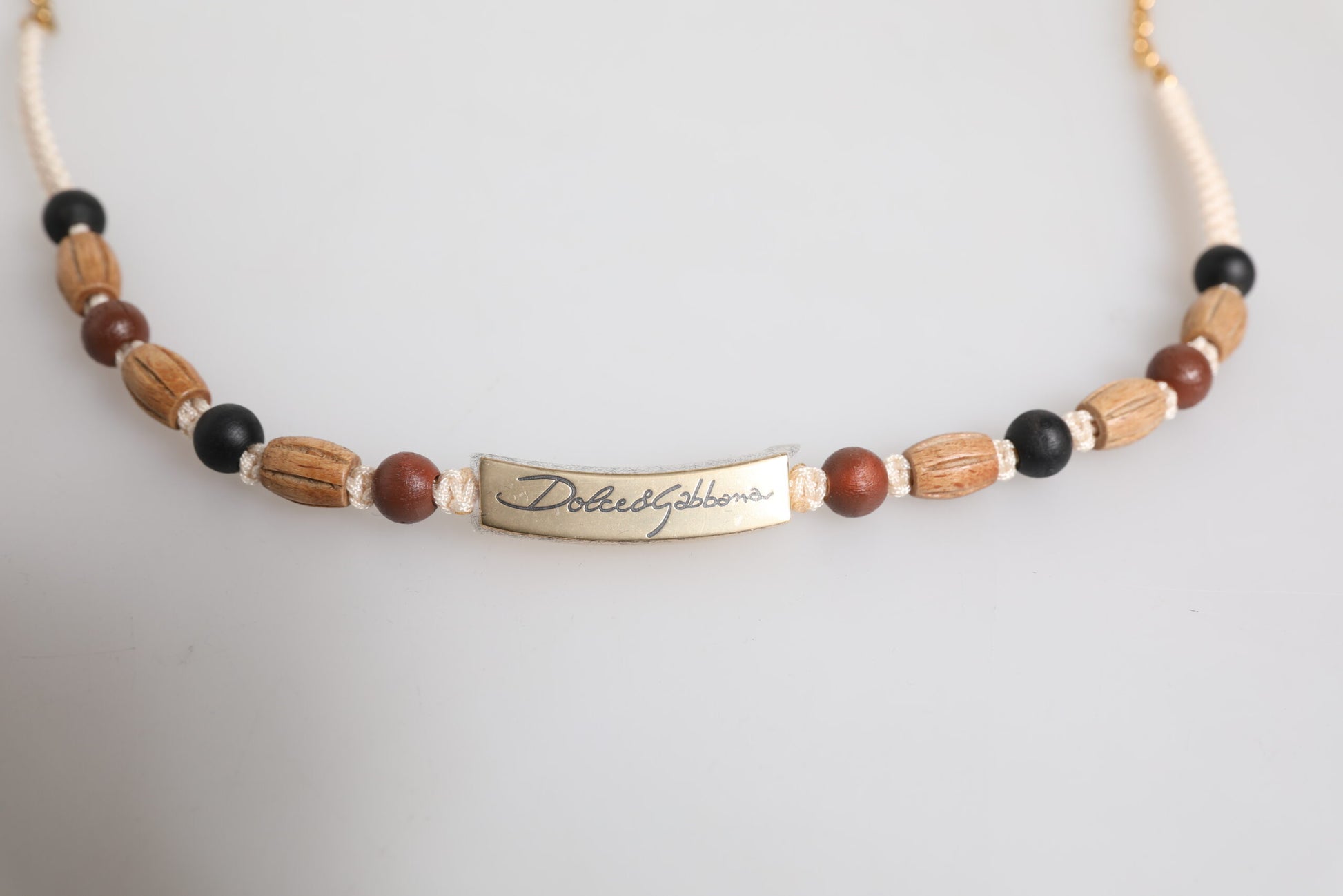 Halskette mit Logo-Anhänger aus Holzperlen in Schwarz und Gold