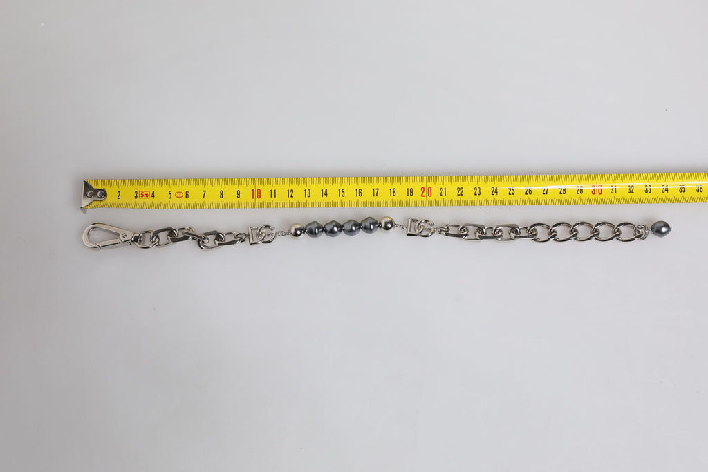 Silberfarbenes Kettenarmband mit Karabinerverschluss und grauen Perlen