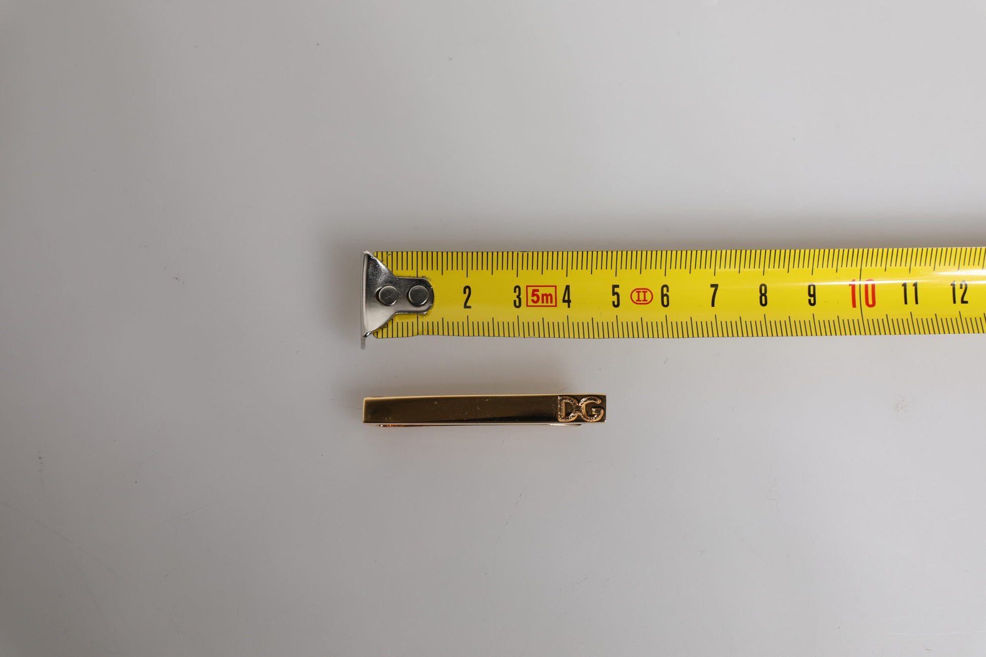 Goldfarbene Krawattenklammer aus Messing mit Logo