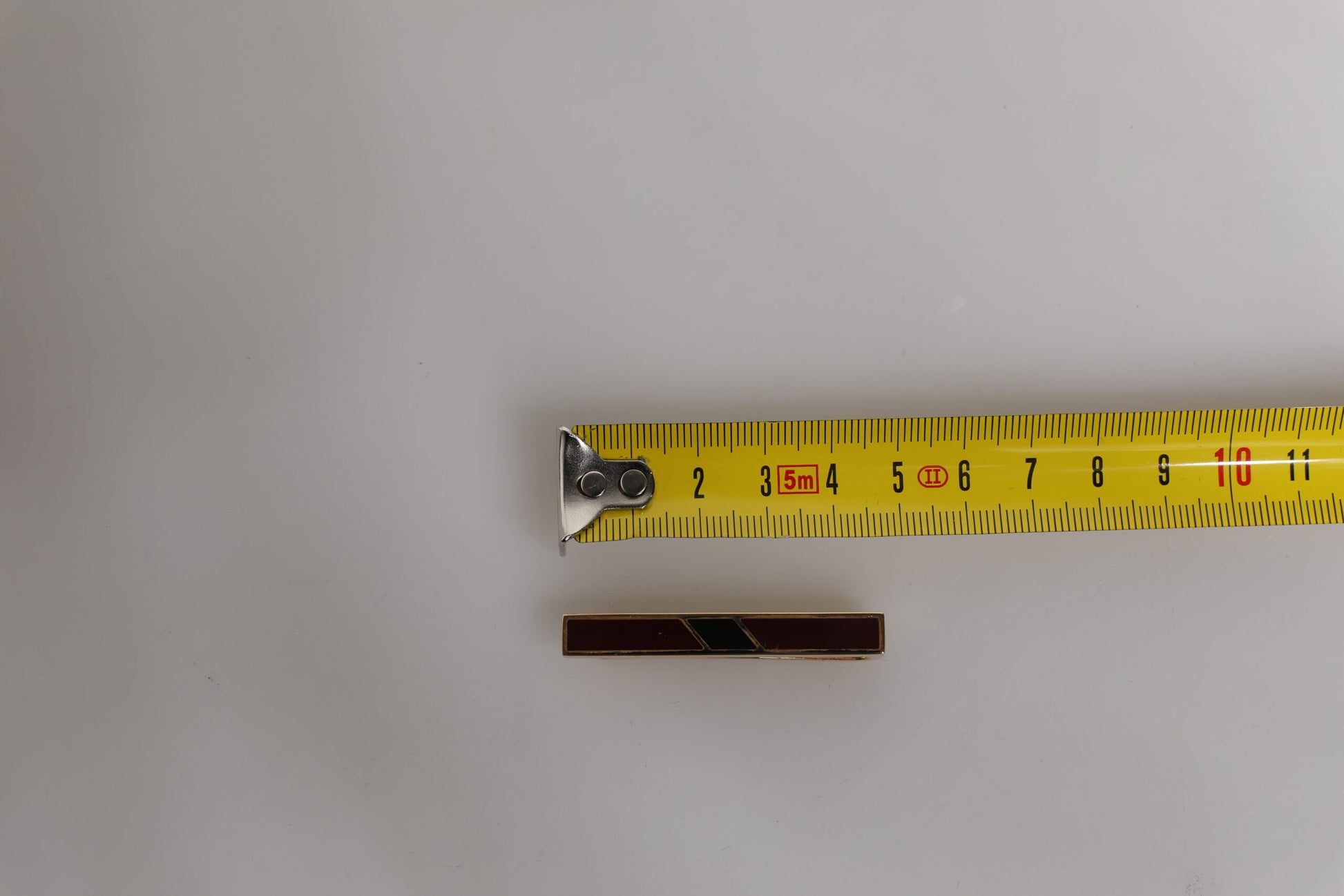 Mehrfarbige Krawattenklammer aus goldfarbenem Messing