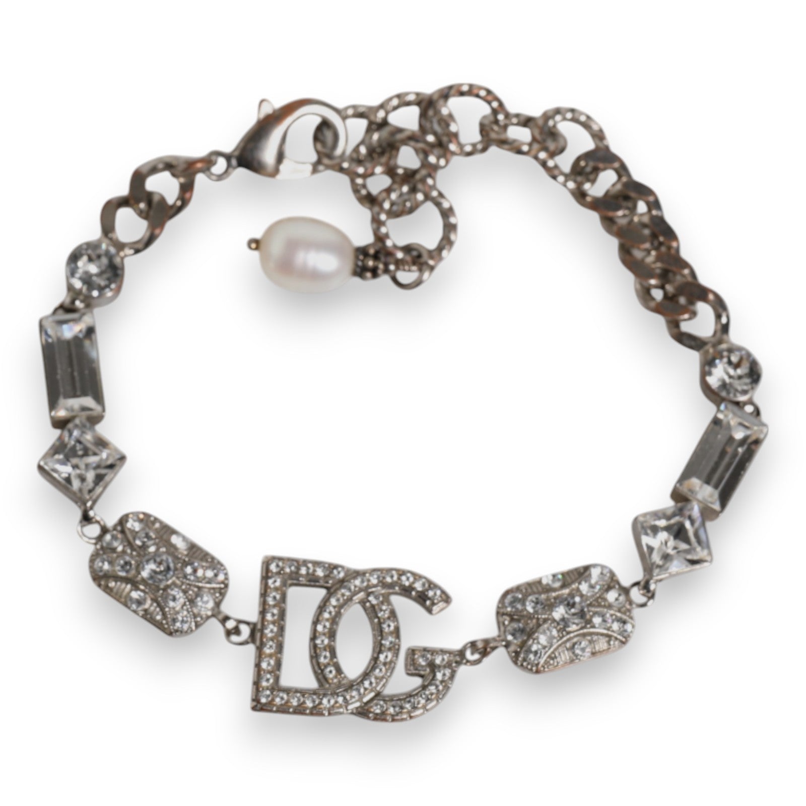 Armband aus silbernem Messing mit DG-Logo-Anhänger und Kristallverzierung