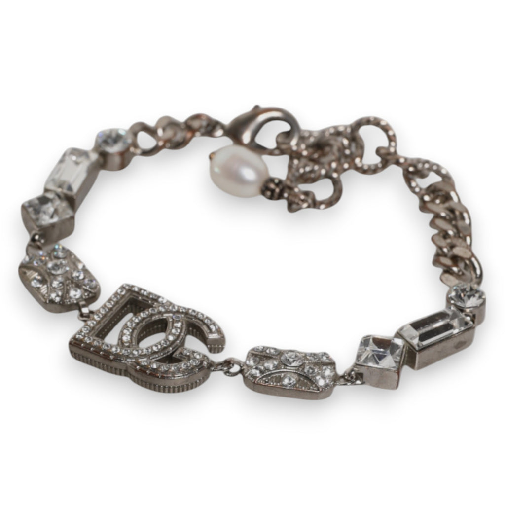 Armband aus silbernem Messing mit DG-Logo-Anhänger und Kristallverzierung