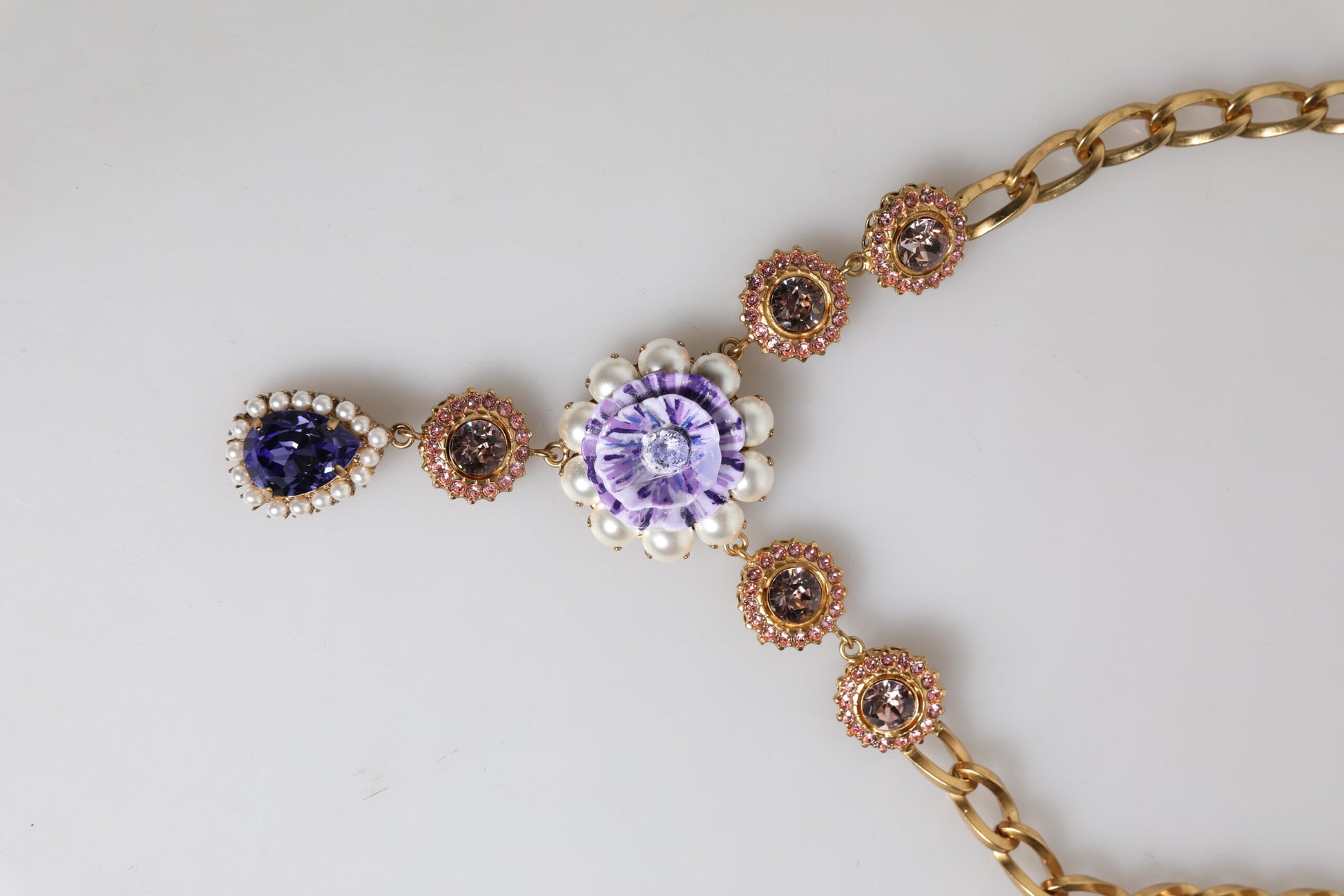 Halskette aus goldfarbenem Messing mit floralen Kristallen und Perlenverzierung