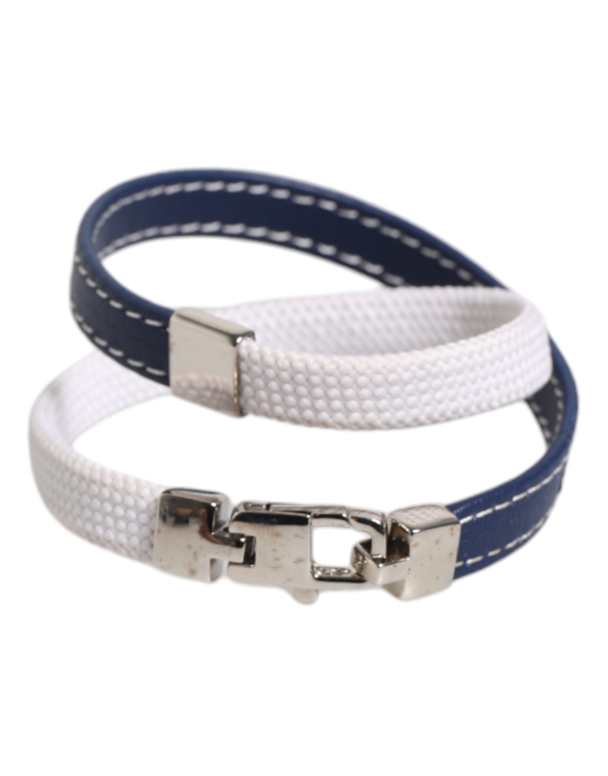 Armband mit silberfarbenem Verschluss und blau-weißem Lederbesatz mit DG-Gravur