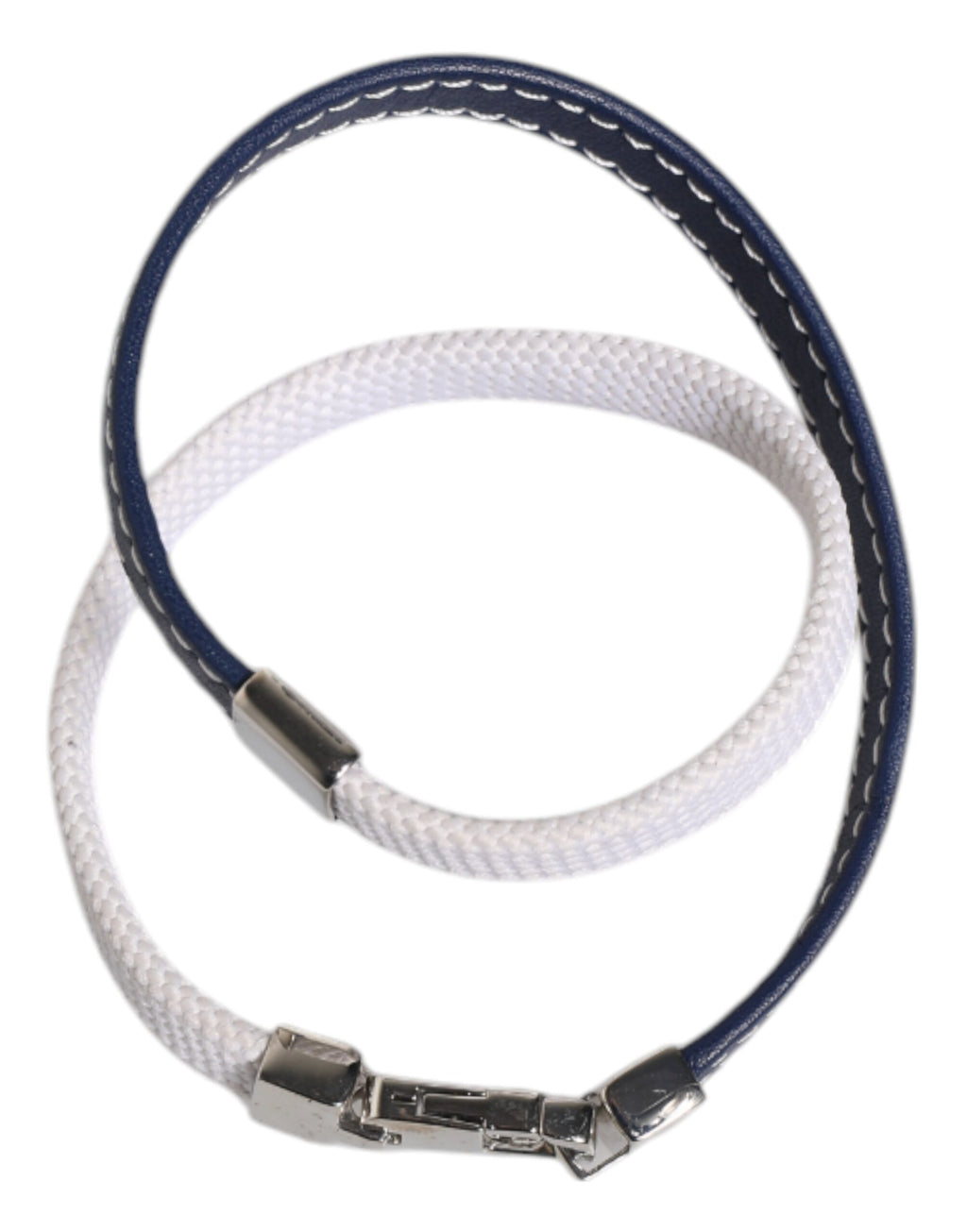 Armband mit silberfarbenem Verschluss und blau-weißem Lederbesatz mit DG-Gravur