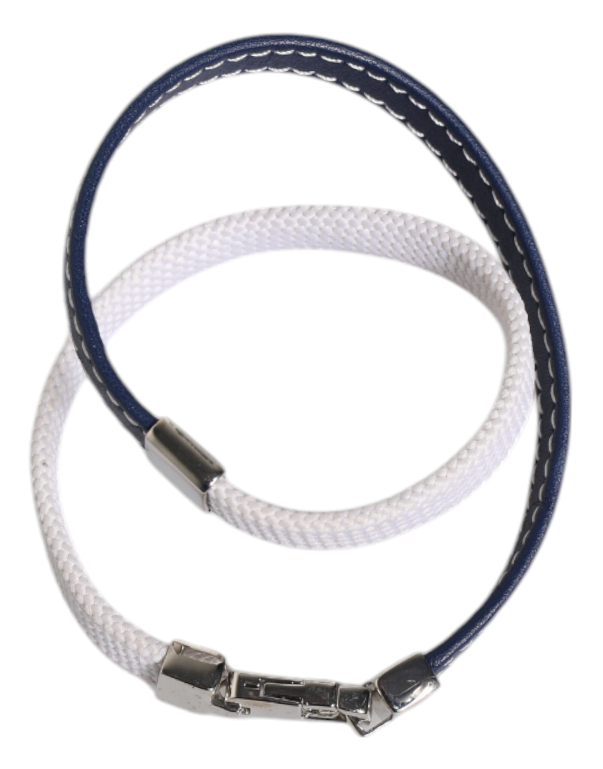 Armband mit silberfarbenem Verschluss und blau-weißem Lederbesatz mit DG-Gravur
