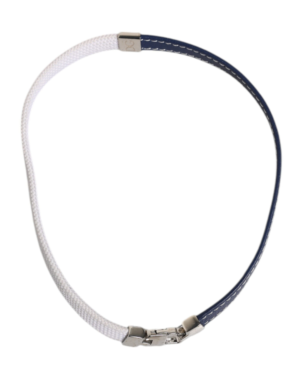 Armband mit silberfarbenem Verschluss und blau-weißem Lederbesatz mit DG-Gravur