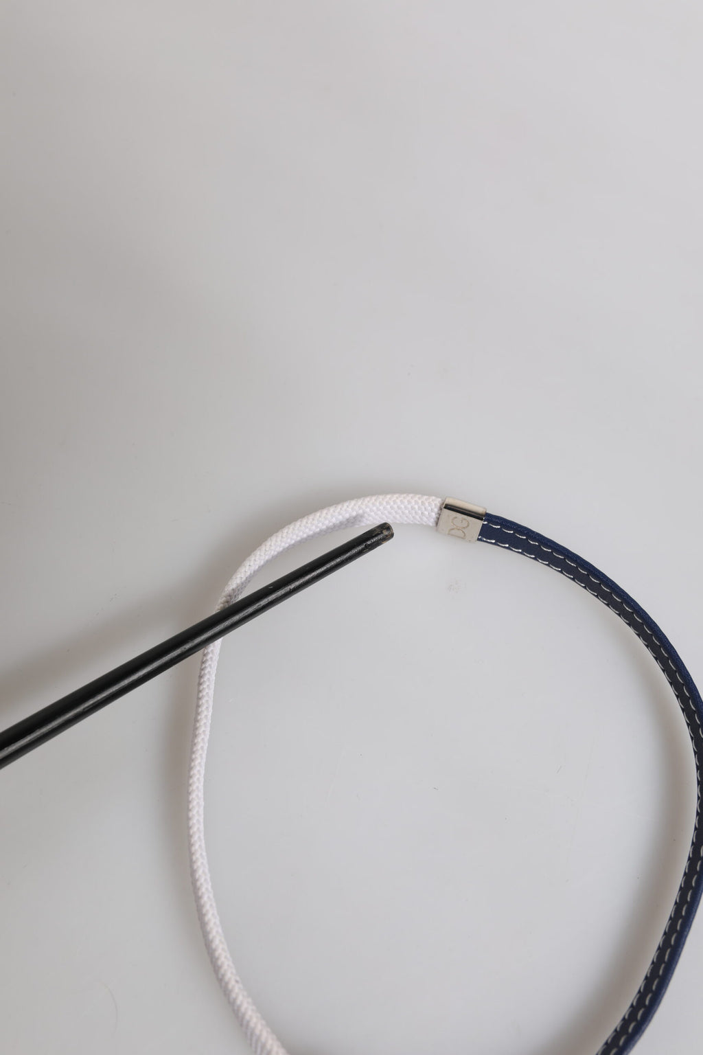 Armband mit silberfarbenem Verschluss und blau-weißem Lederbesatz mit DG-Gravur
