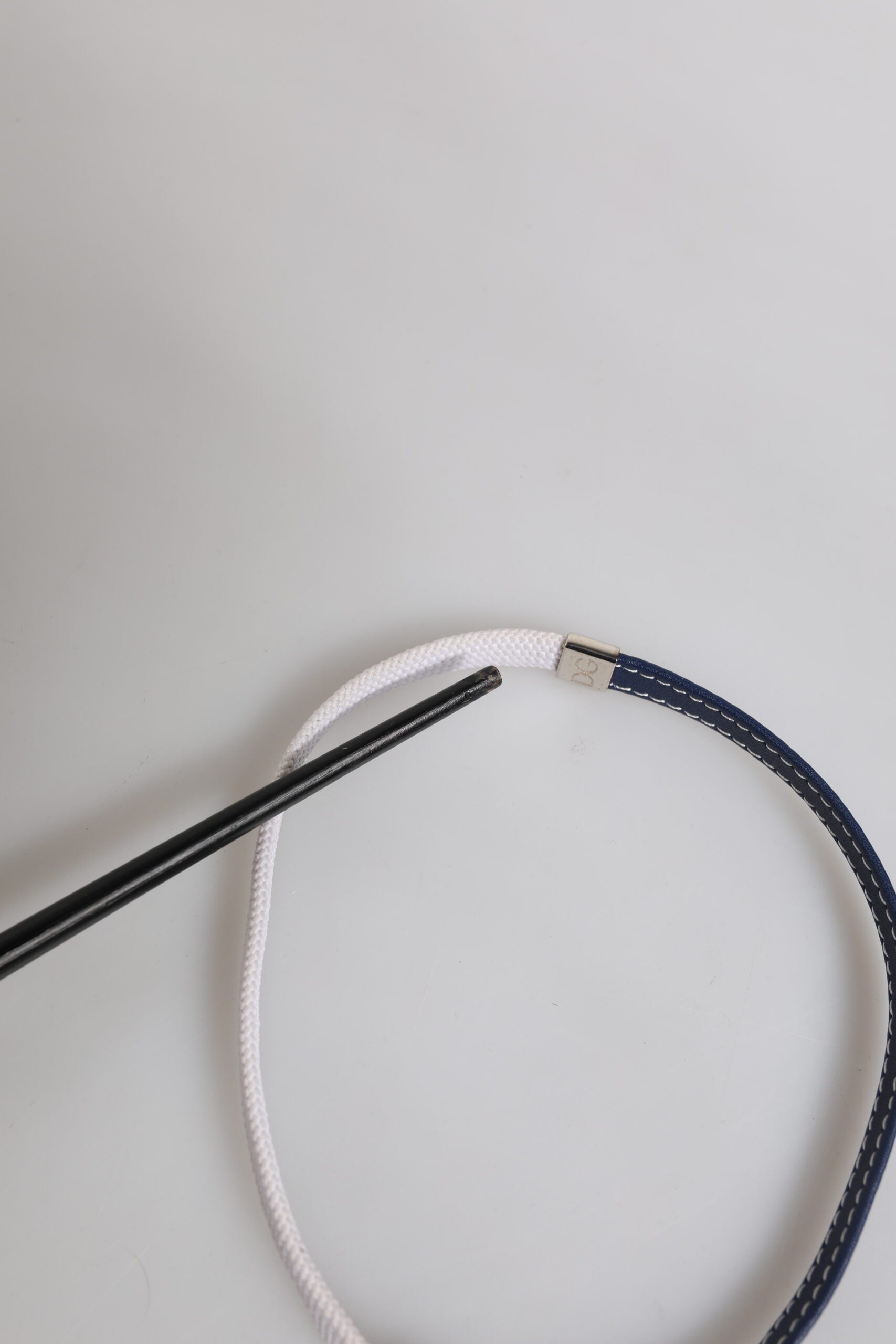 Armband mit silberfarbenem Verschluss und blau-weißem Lederbesatz mit DG-Gravur