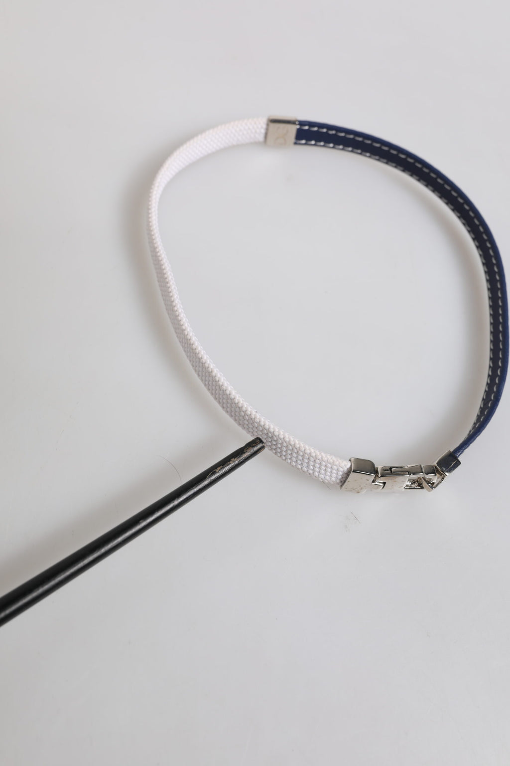 Armband mit silberfarbenem Verschluss und blau-weißem Lederbesatz mit DG-Gravur