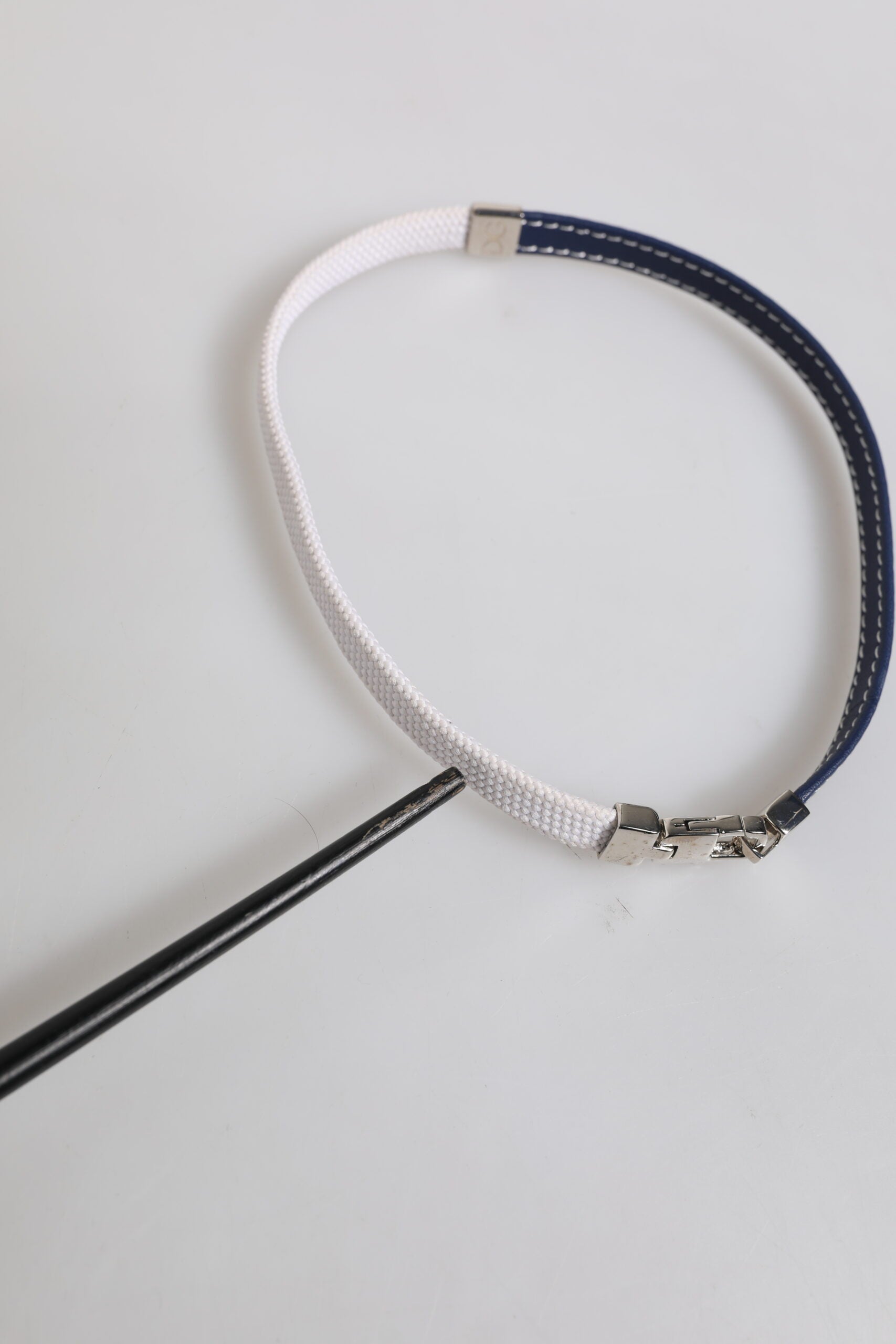 Armband mit silberfarbenem Verschluss und blau-weißem Lederbesatz mit DG-Gravur