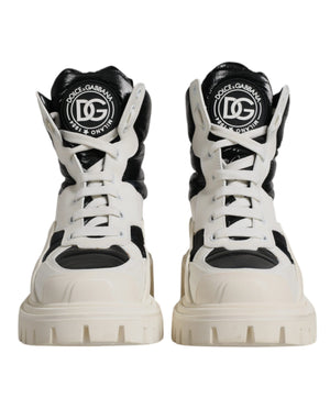 Weiße, gepolsterte, wadenlange Schnürstiefel