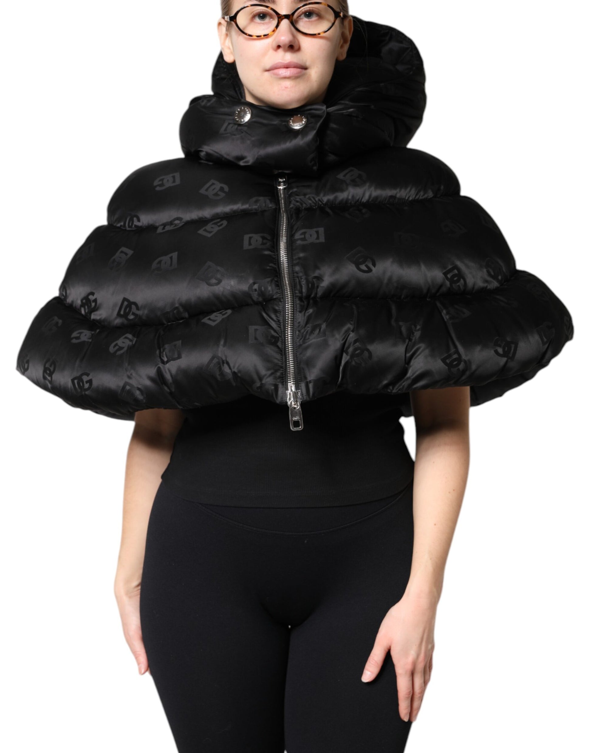 Schwarze, wattierte Pufferjacke mit Kapuze und durchgehendem Reißverschluss
