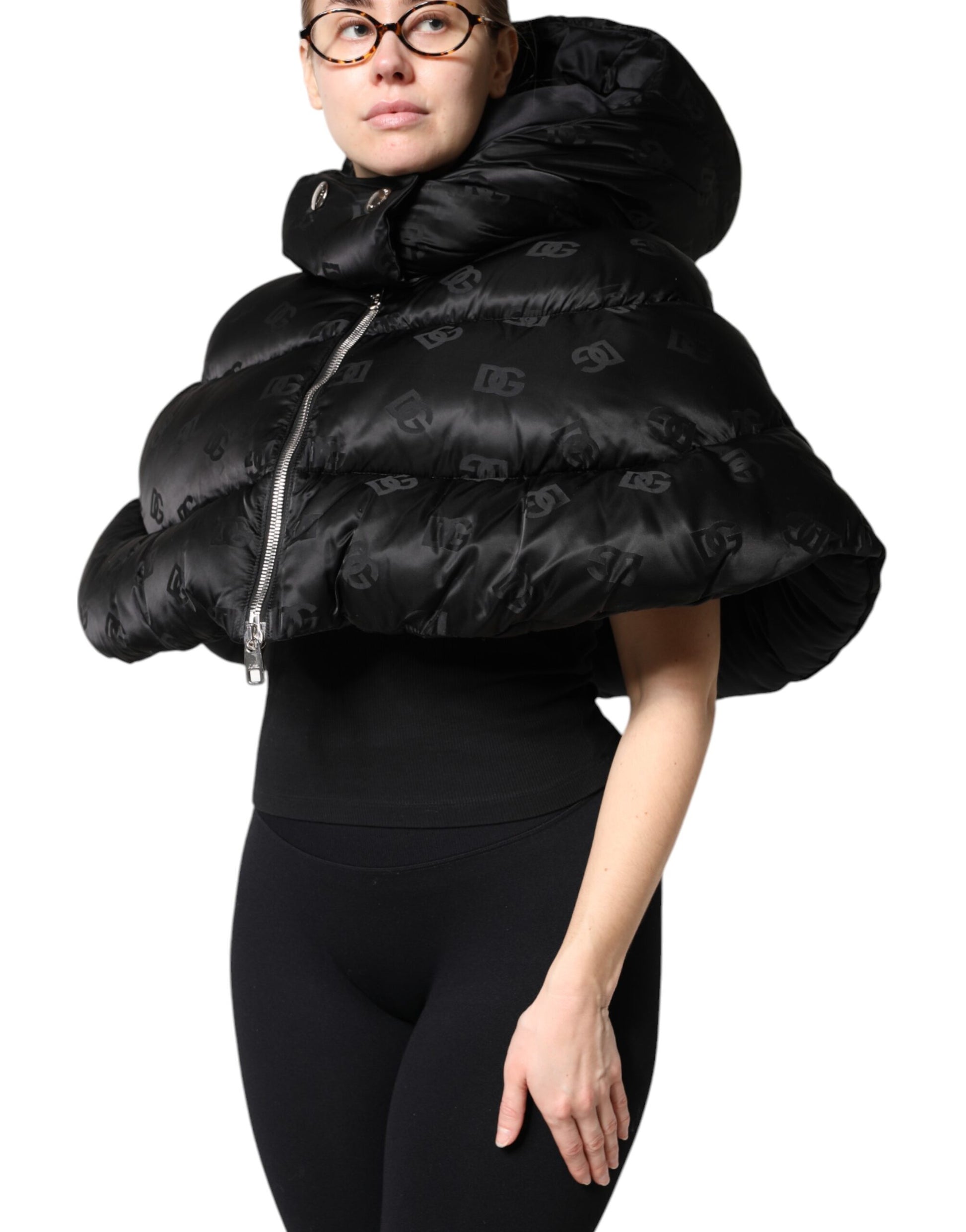 Schwarze, wattierte Pufferjacke mit Kapuze und durchgehendem Reißverschluss