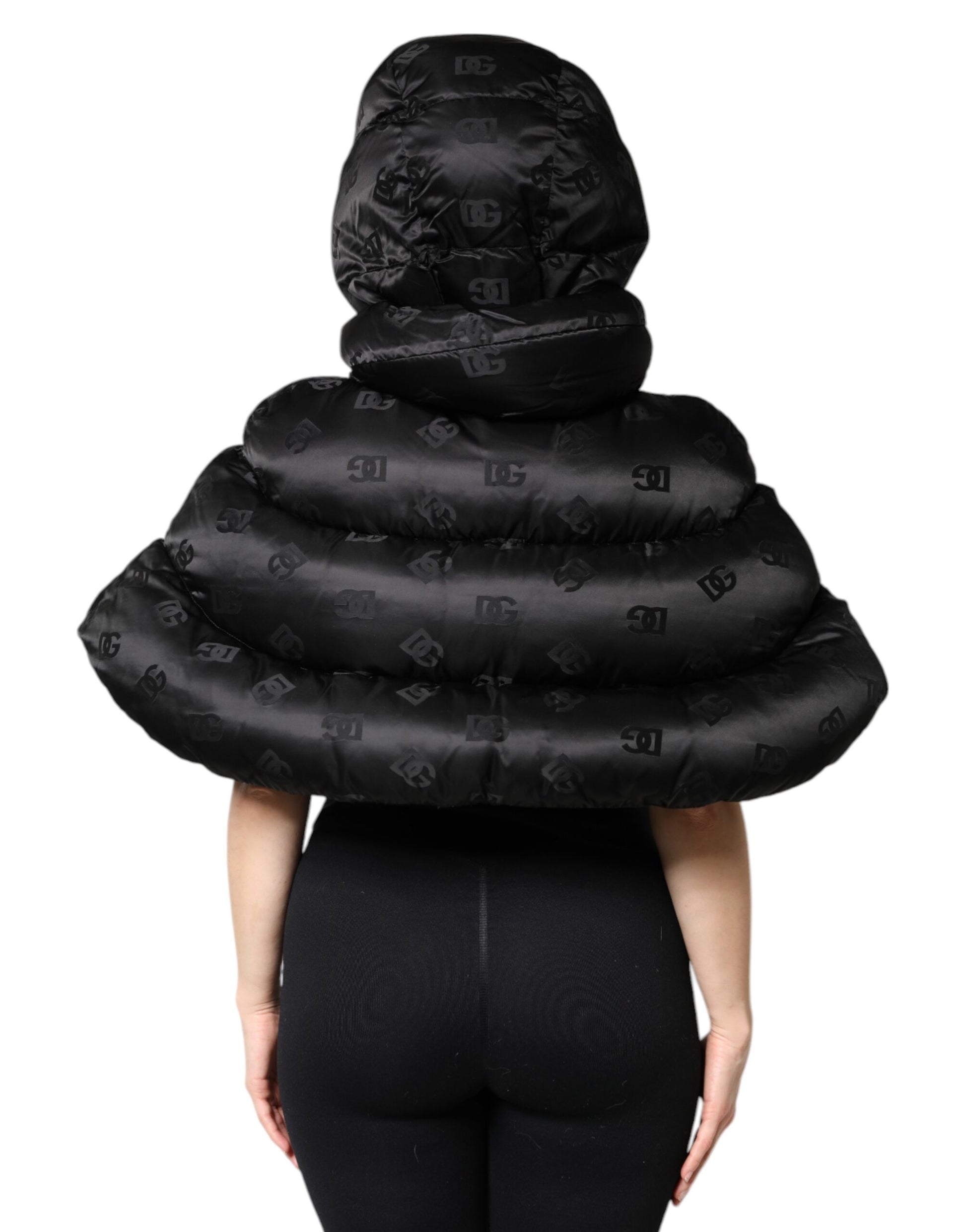 Schwarze, wattierte Pufferjacke mit Kapuze und durchgehendem Reißverschluss