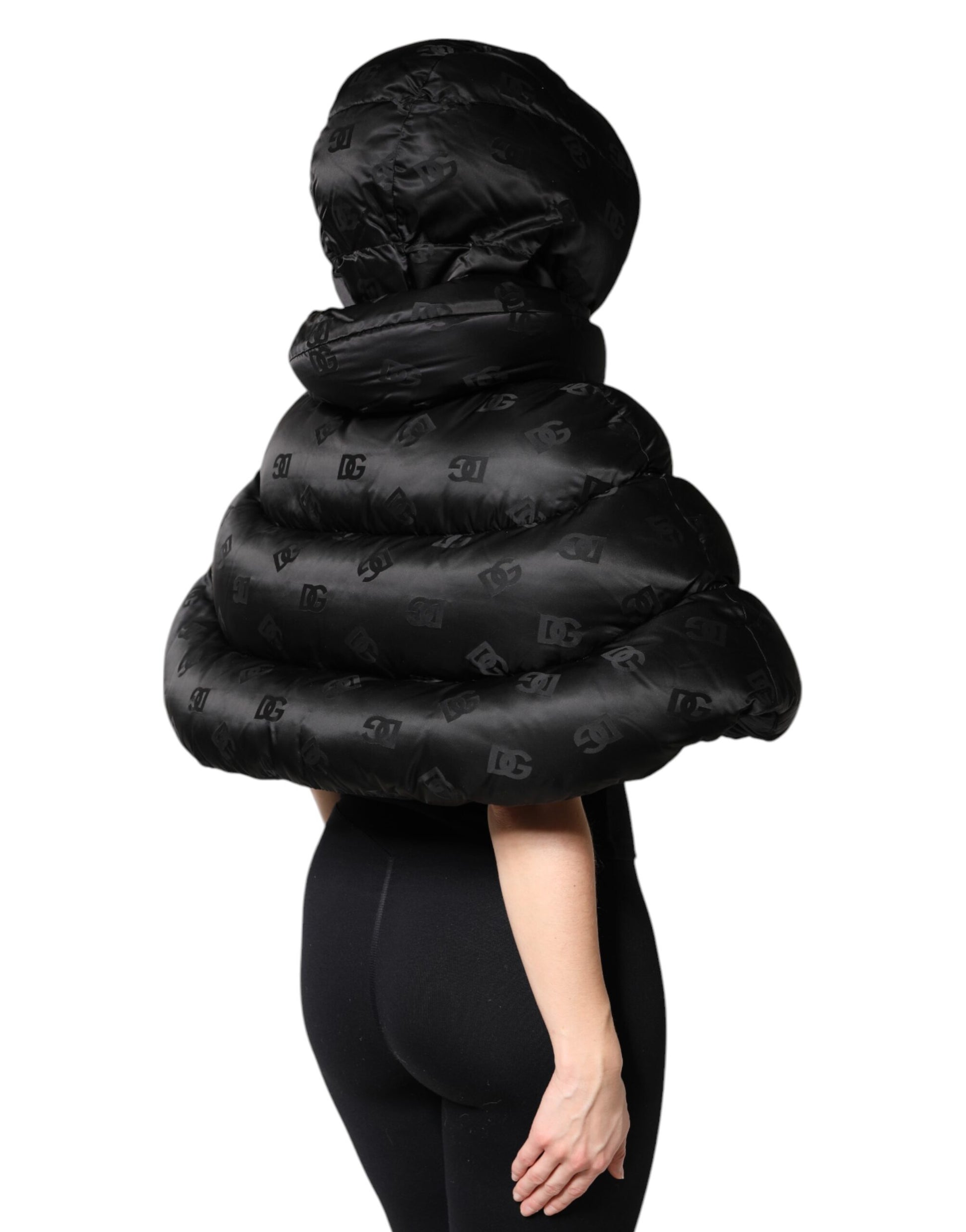 Schwarze, wattierte Pufferjacke mit Kapuze und durchgehendem Reißverschluss