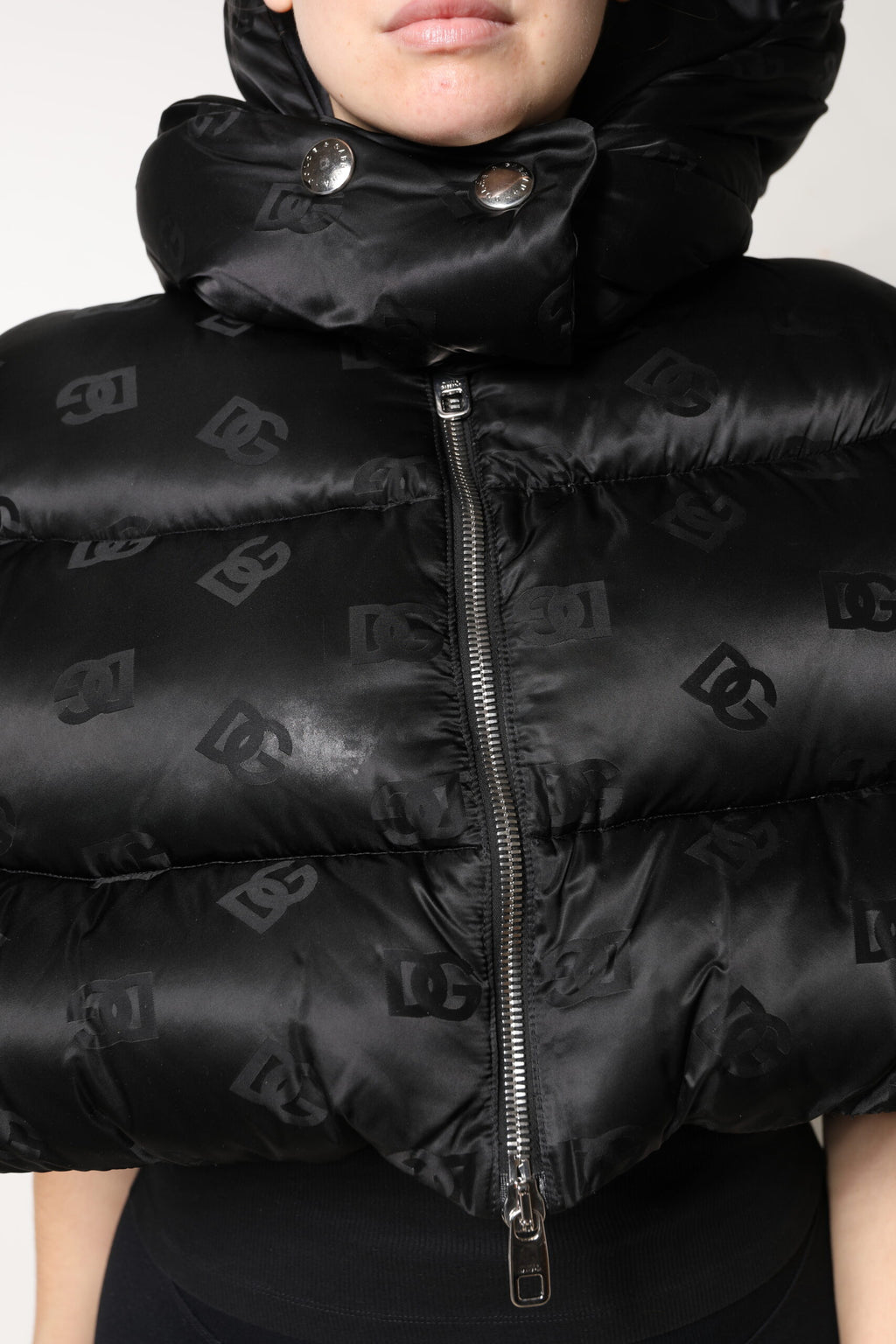 Schwarze, wattierte Pufferjacke mit Kapuze und durchgehendem Reißverschluss