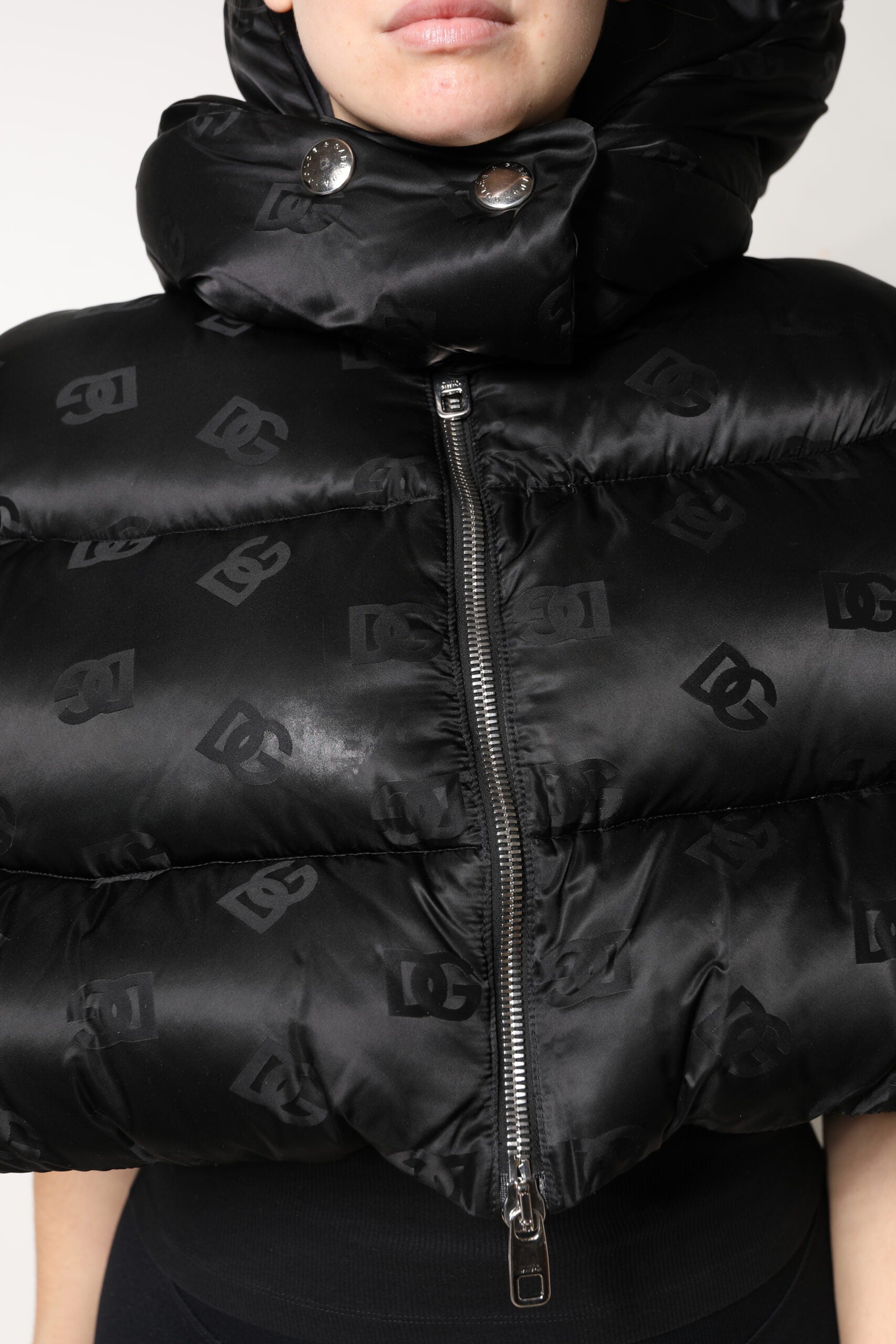 Schwarze, wattierte Pufferjacke mit Kapuze und durchgehendem Reißverschluss