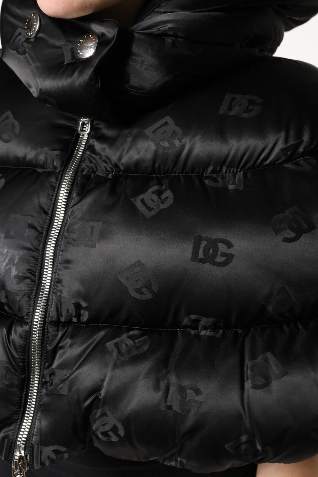 Schwarze, wattierte Pufferjacke mit Kapuze und durchgehendem Reißverschluss