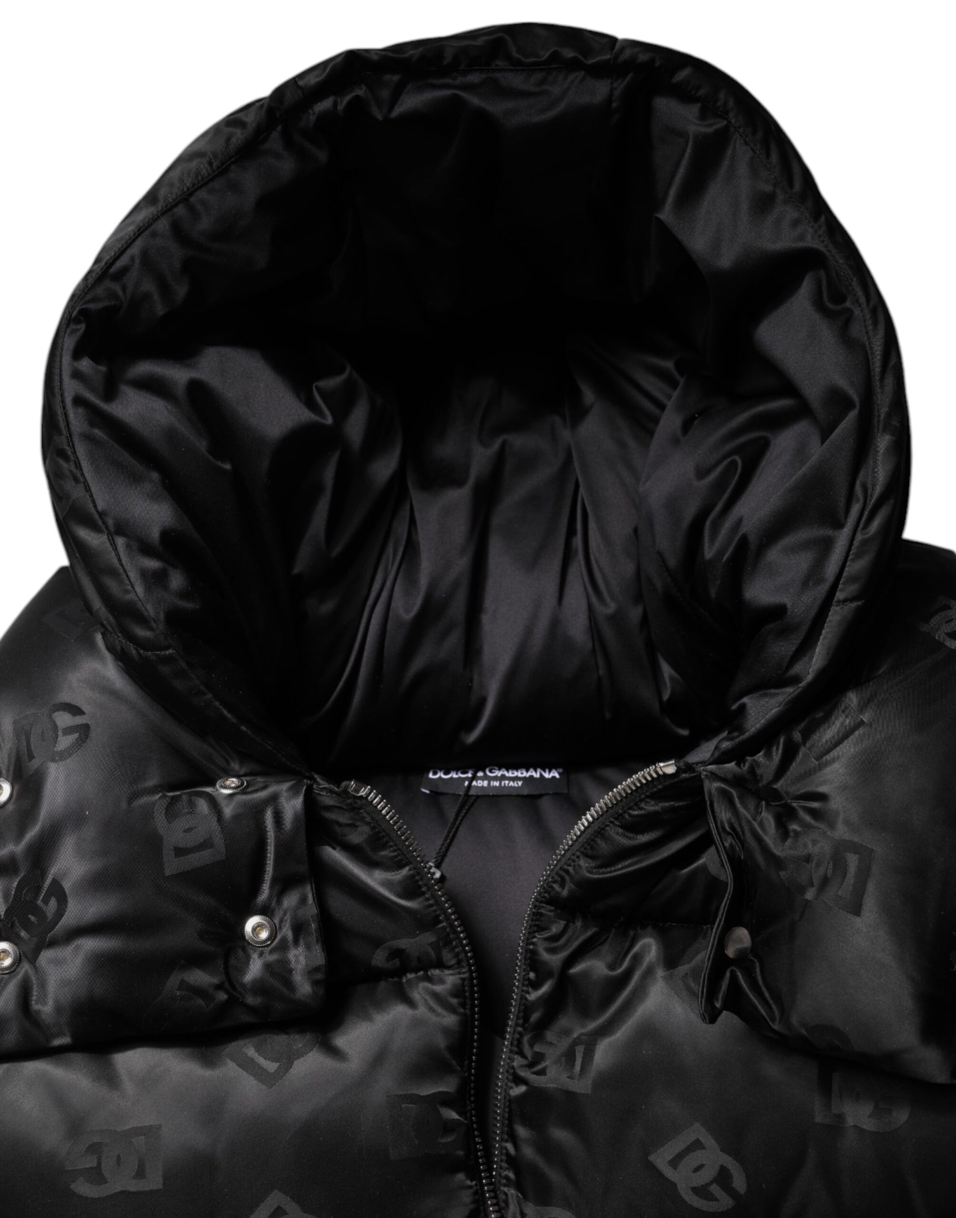 Schwarze, wattierte Pufferjacke mit Kapuze und durchgehendem Reißverschluss