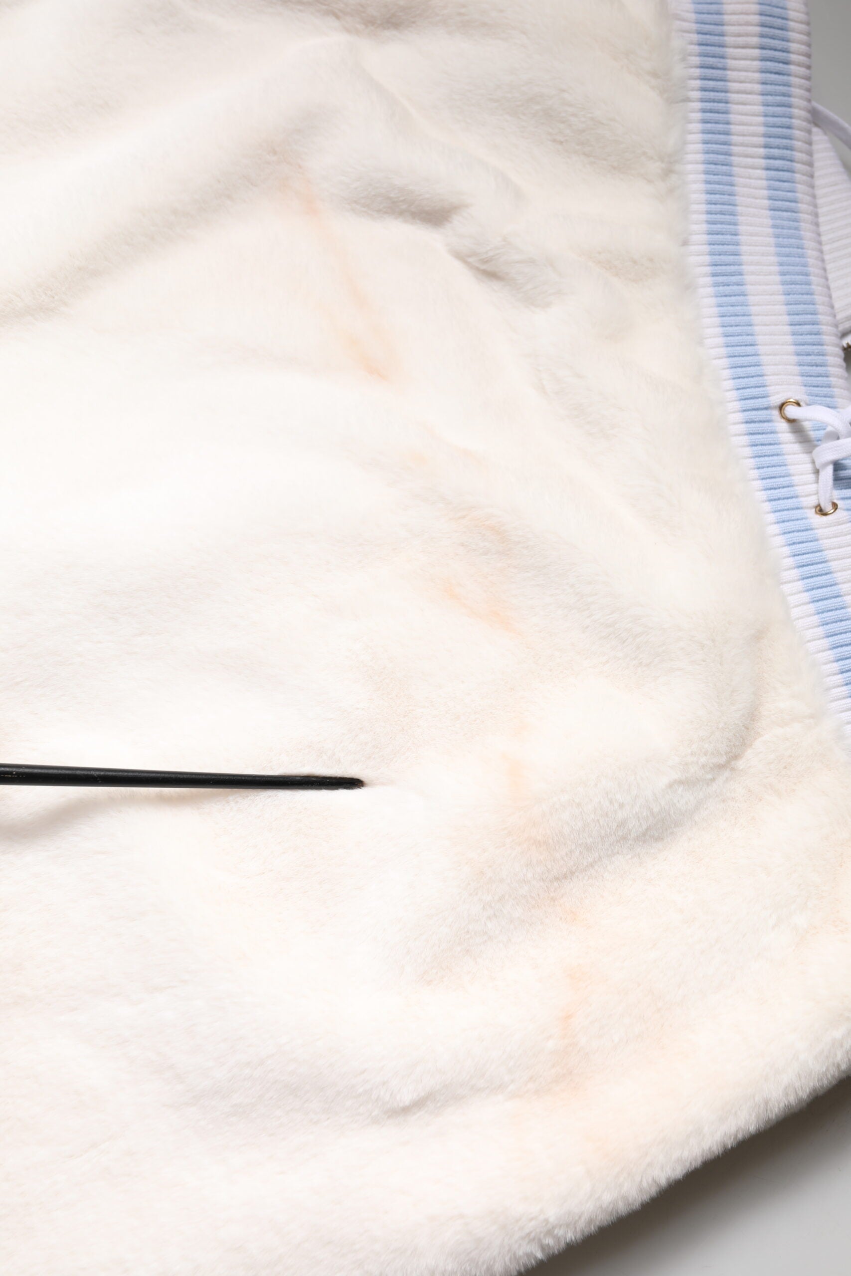 Off-White – Hoch taillierter Minirock aus Kunstpelz