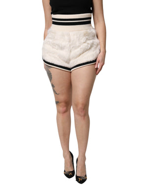 Weiße Hotpants mit hohem Bund und Kunstpelz